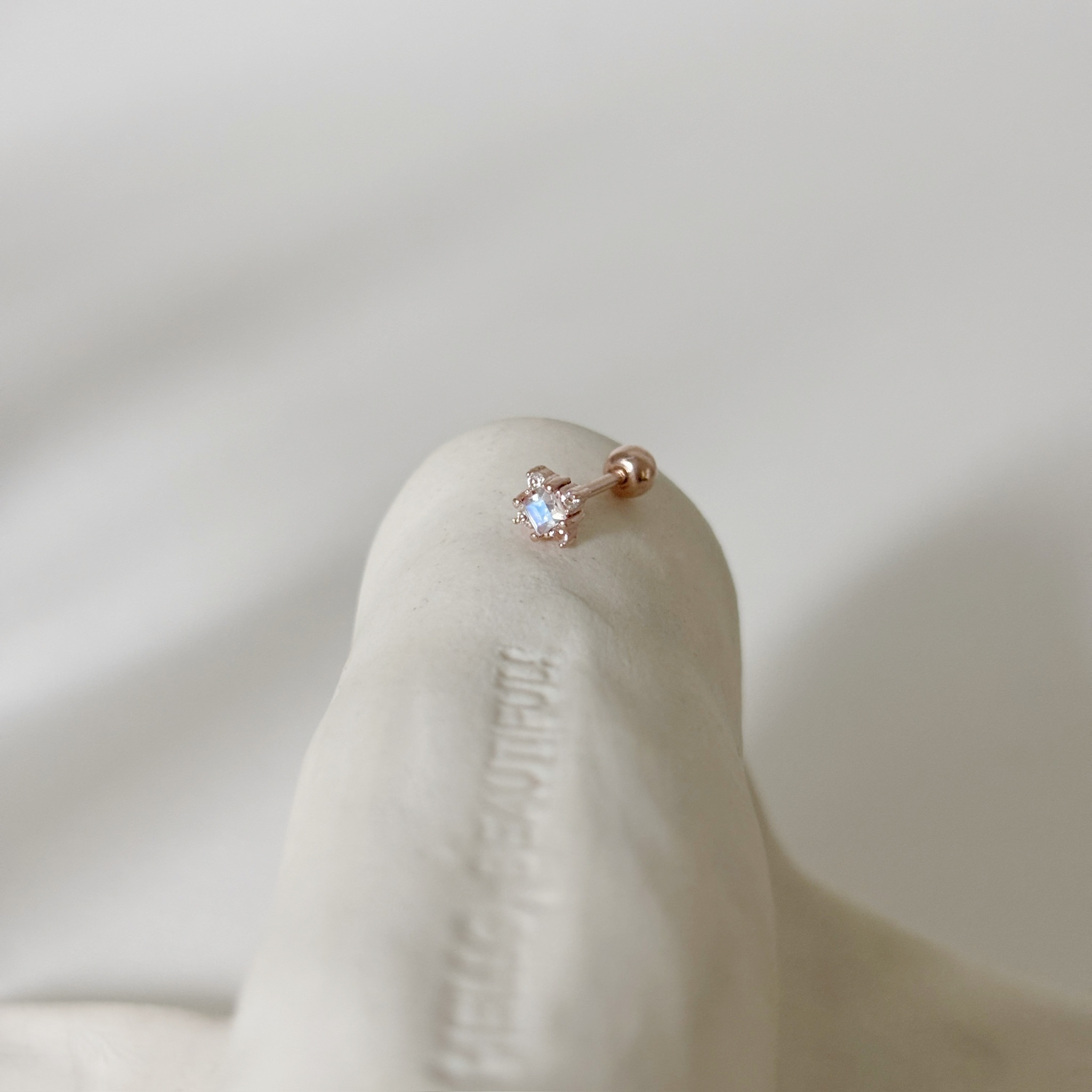 小窗花月光石轉珠耳環