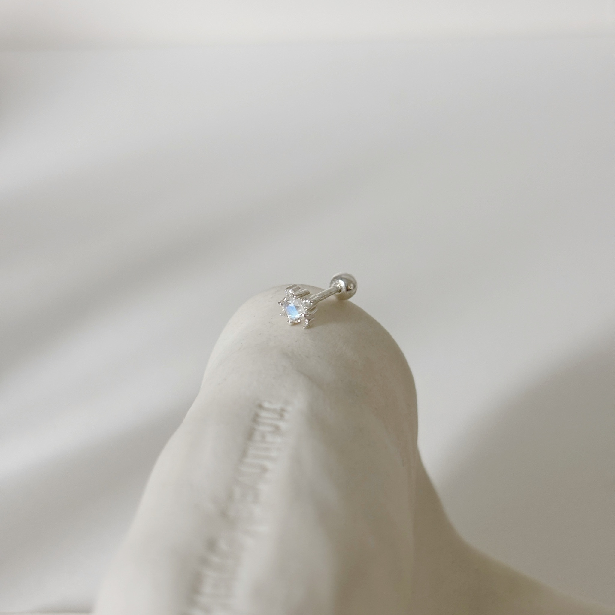 小窗花月光石轉珠耳環