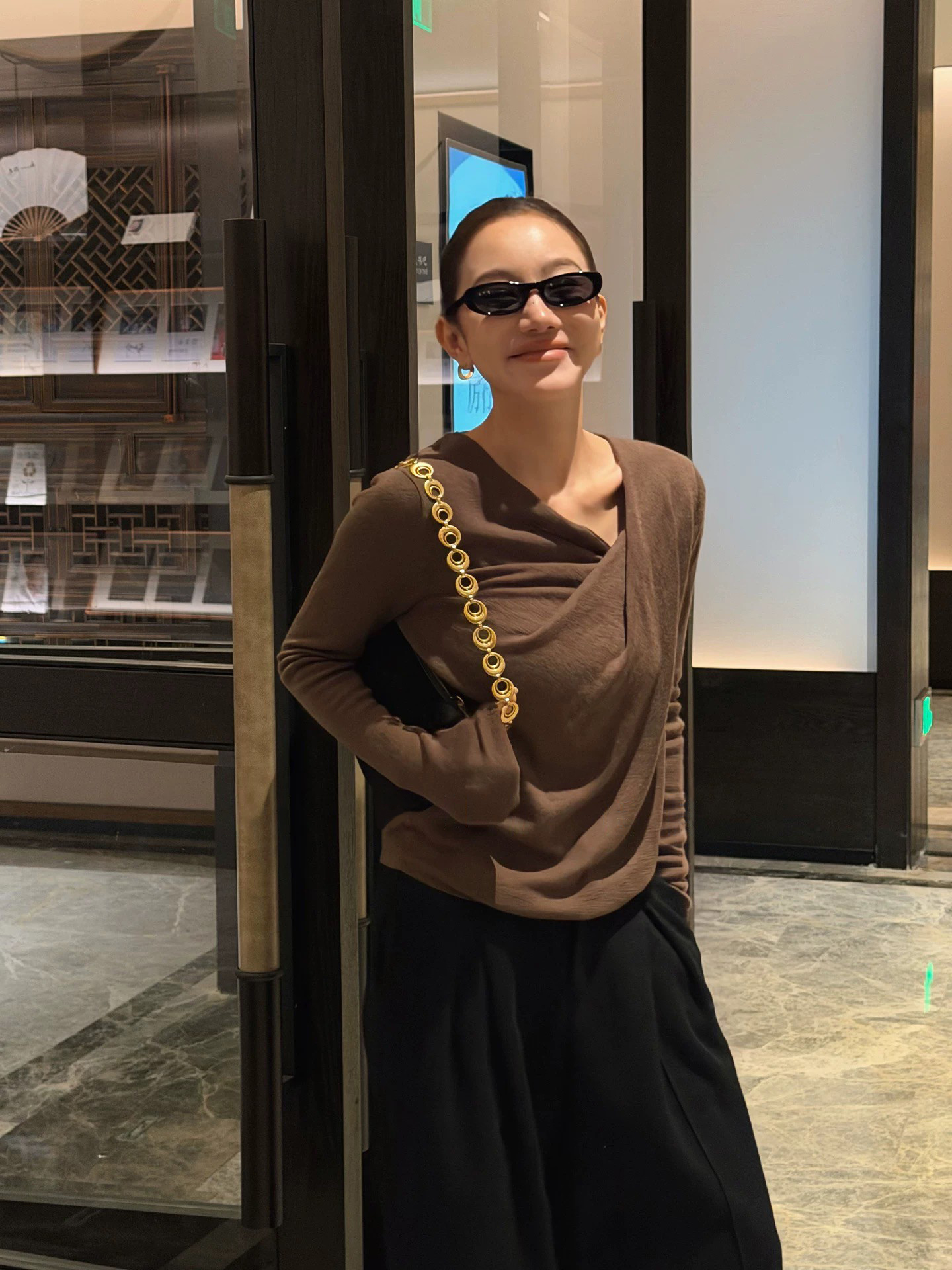 巧克力色單邊扭結造型V領上衣-S-L (Elegant & Love)