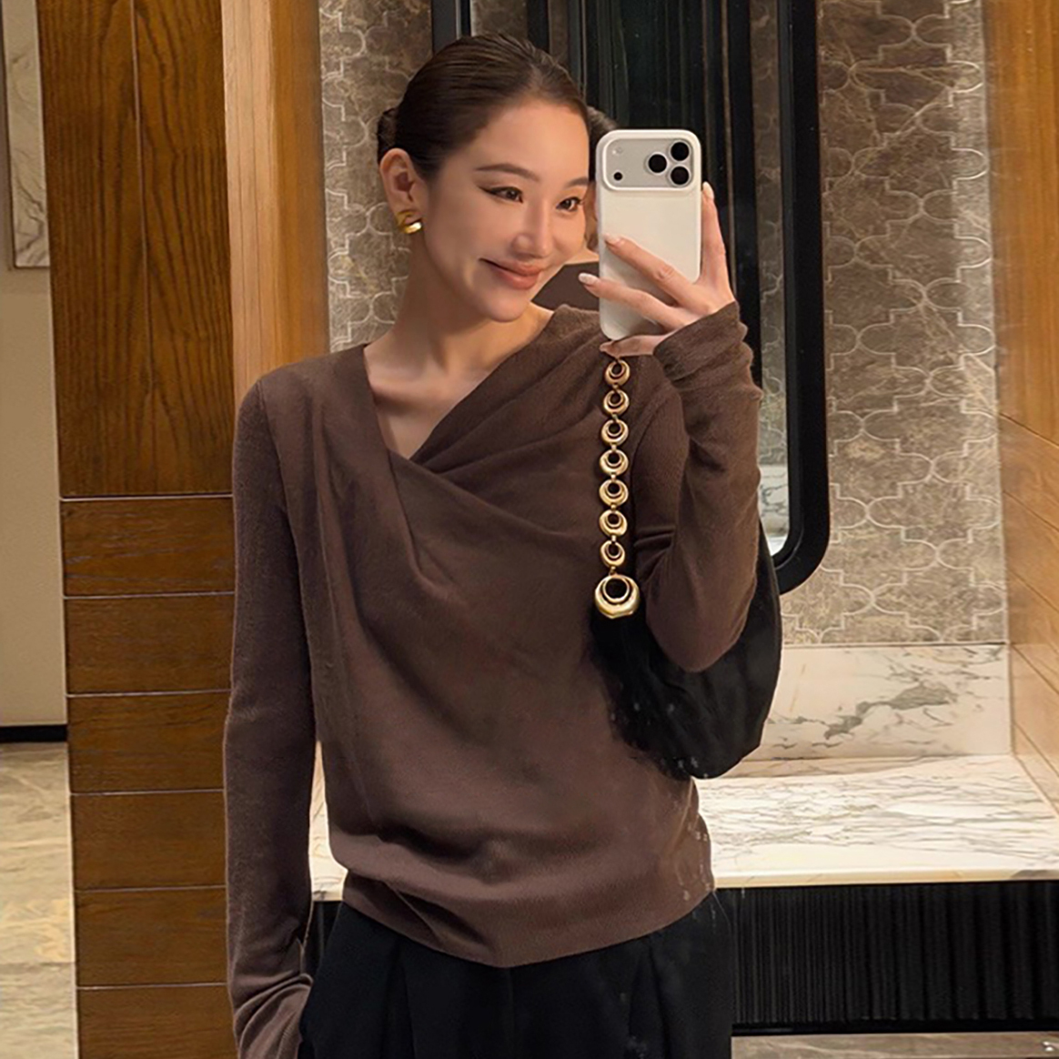 巧克力色單邊扭結造型V領上衣-S-L (Elegant & Love)