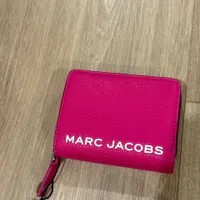 [S] MARC JACOBS HOT PINK 4S5SMP078S01-665 PEBBLE BIFOLD WALLET, 196611292856 (SUZZ47)