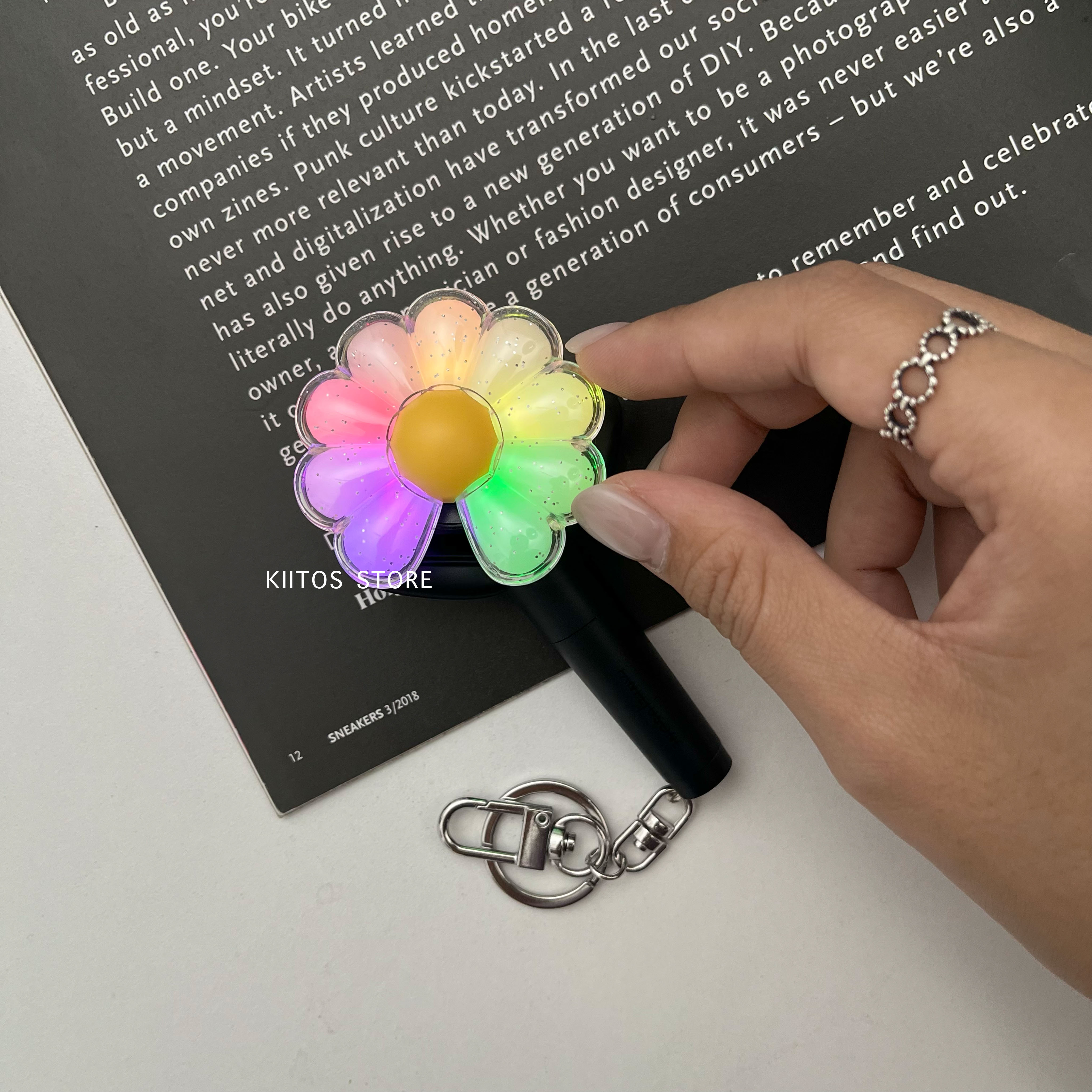 【現貨】 G-DRAGON 權志龍 GD Official Light Stick 小雛菊手燈 官方 應援 手燈 迷你 發光 鑰匙圈 吊飾