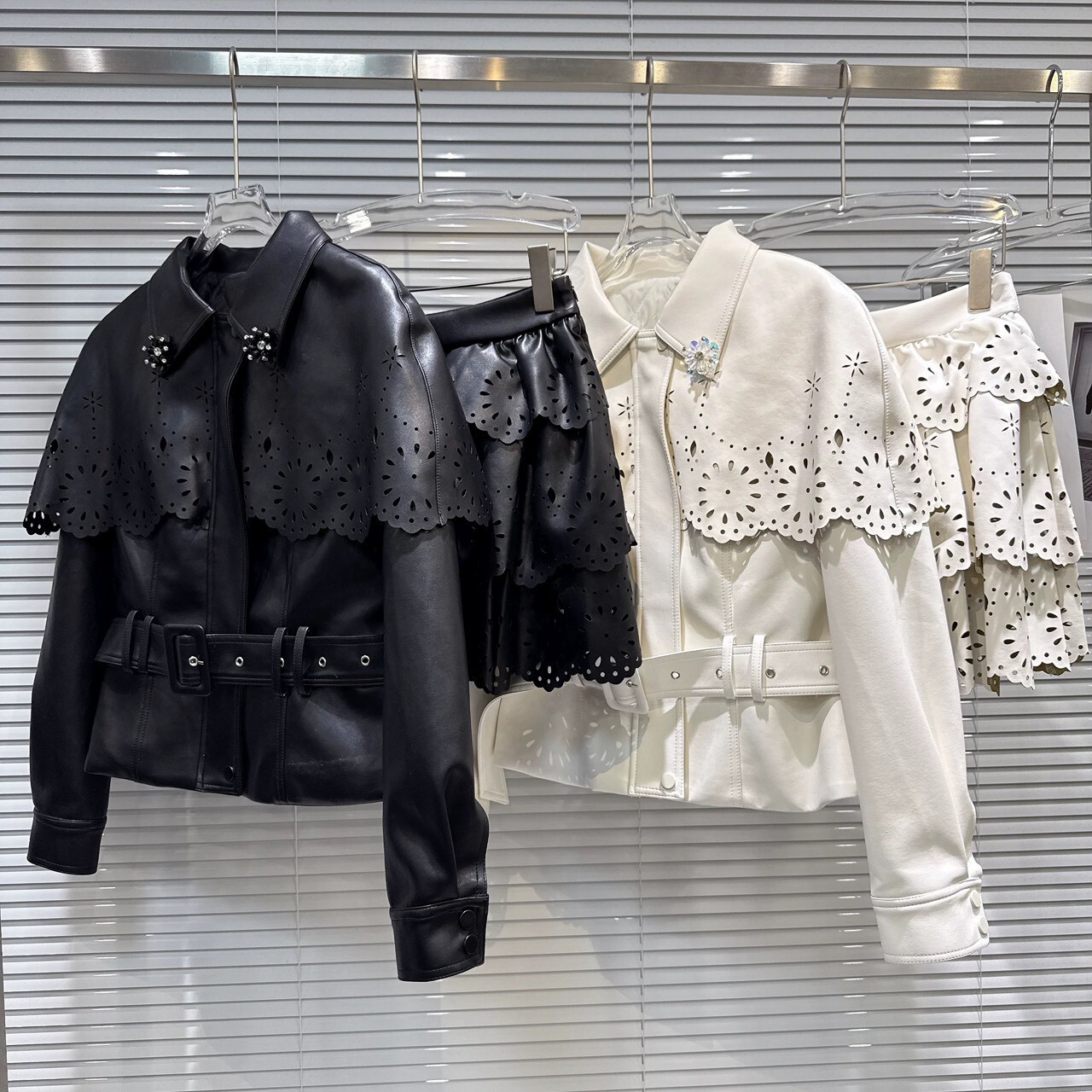 人造皮革斗篷感撲面外套+蛋糕裙