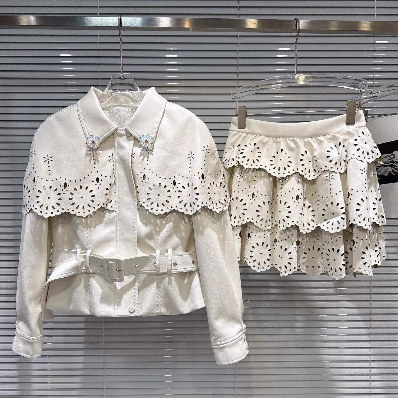 人造皮革斗篷感撲面外套+蛋糕裙