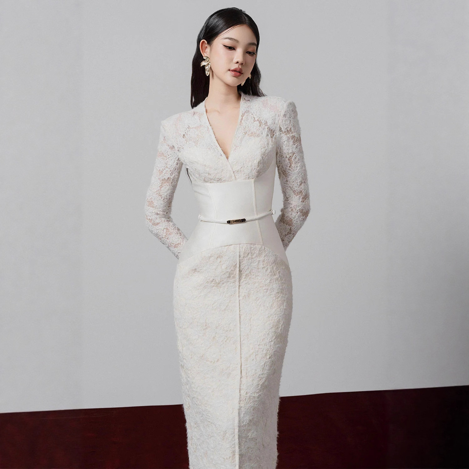 絨毛感蕾絲 V領拼接腰封氣質洋裝