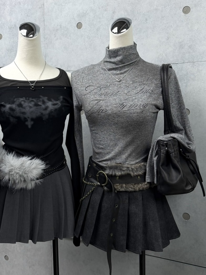 噴色花字打底高領上衣