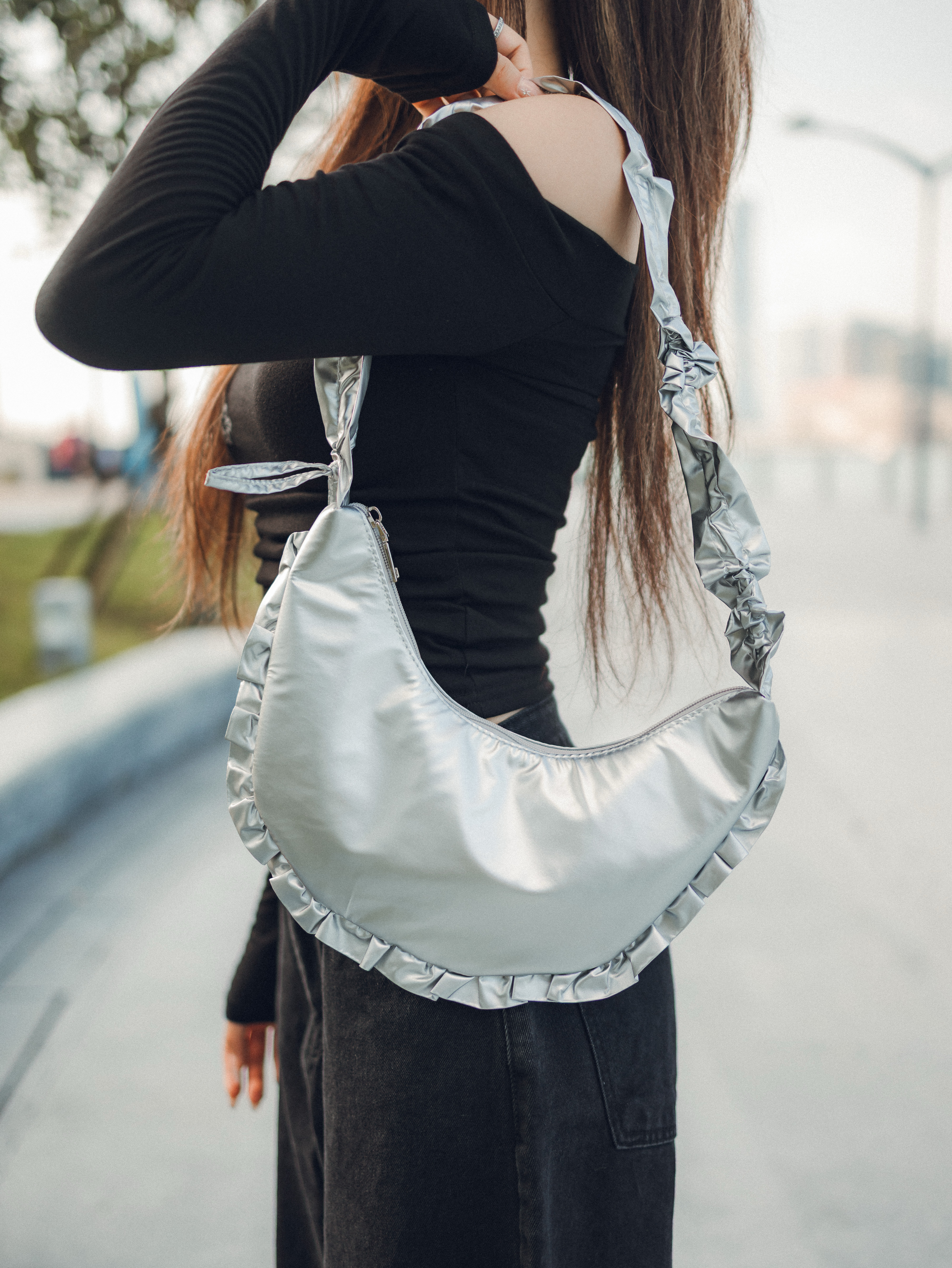 皺褶邊珠光面月牙袋