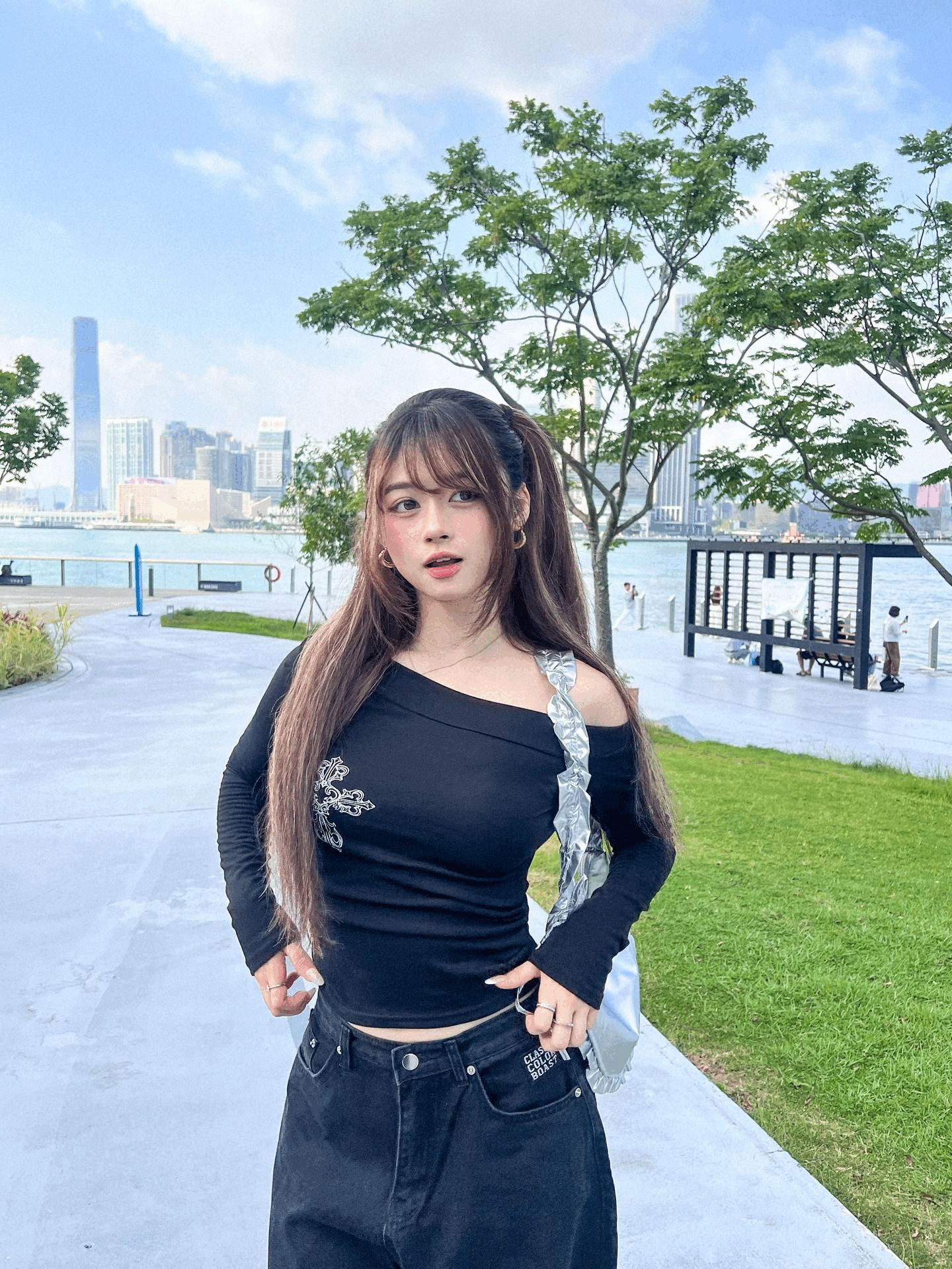 皺褶邊珠光面月牙袋