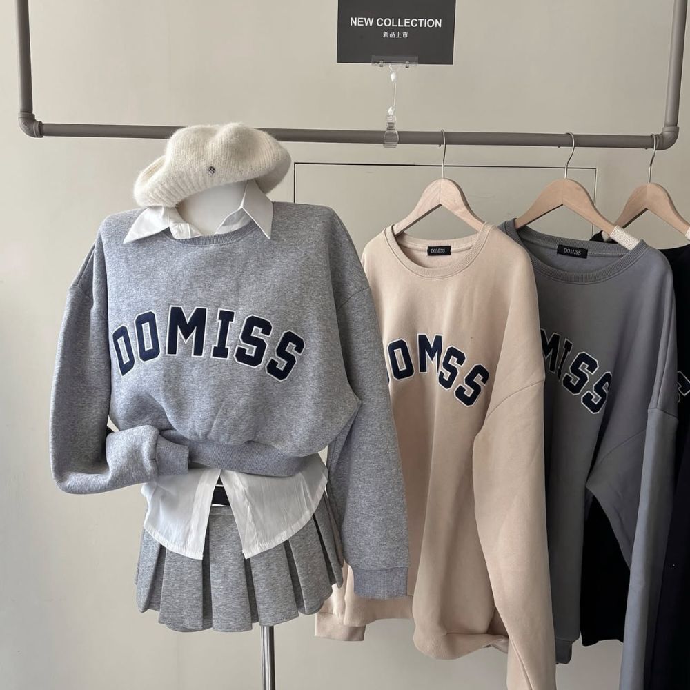 【DOMISS自訂-刺繡圓領衛衣】-重磅刷毛 刺繡圓領衛衣 大學T 情侶裝 閨蜜裝(現貨)