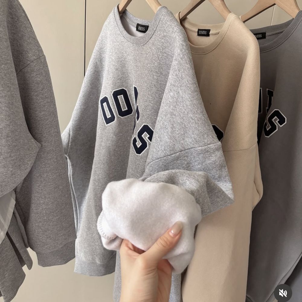 【DOMISS自訂-刺繡圓領衛衣】-重磅刷毛 刺繡圓領衛衣 大學T 情侶裝 閨蜜裝(現貨)