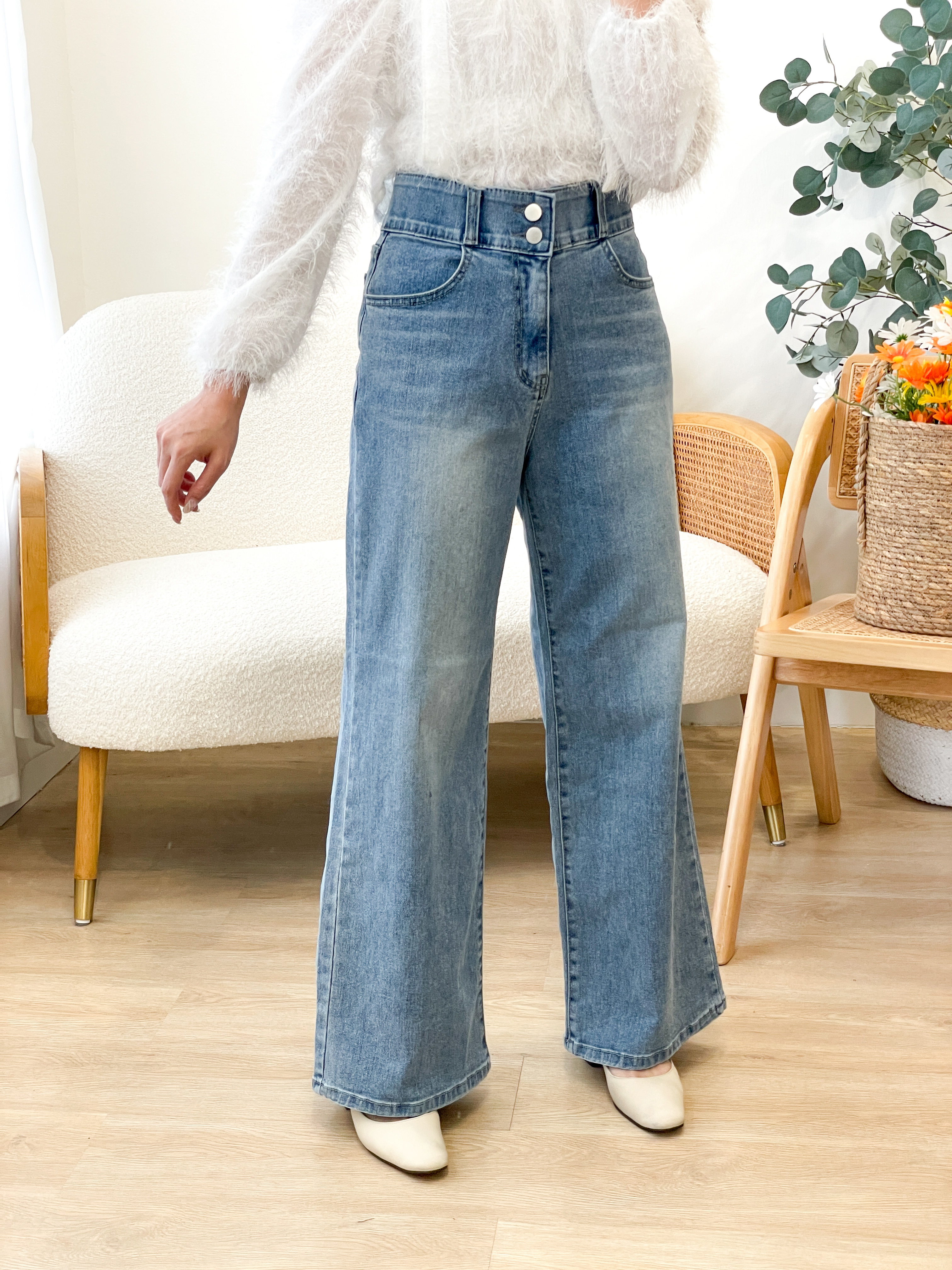 JEAN192 2-Buttons Wide Denim Jeans
