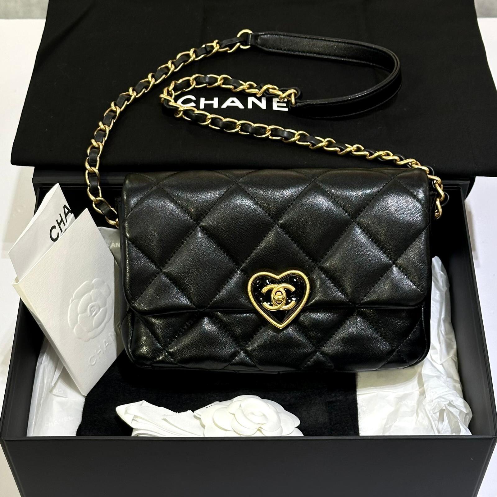 聖誕節限量版~全新CHANEL斜揹袋AS3986 黑色小羊皮愛心琺瑯扣 Mini Flap Bag  #兩年免費保養 #BRAND NEW #香榭站正品