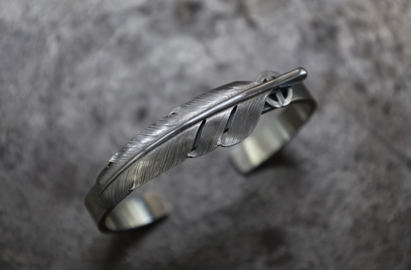 SE-1468 7mm cuff bracelet with 中 feather small wheel