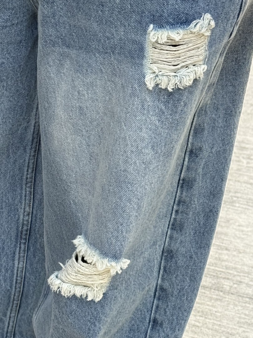 破洞造型牛仔褲