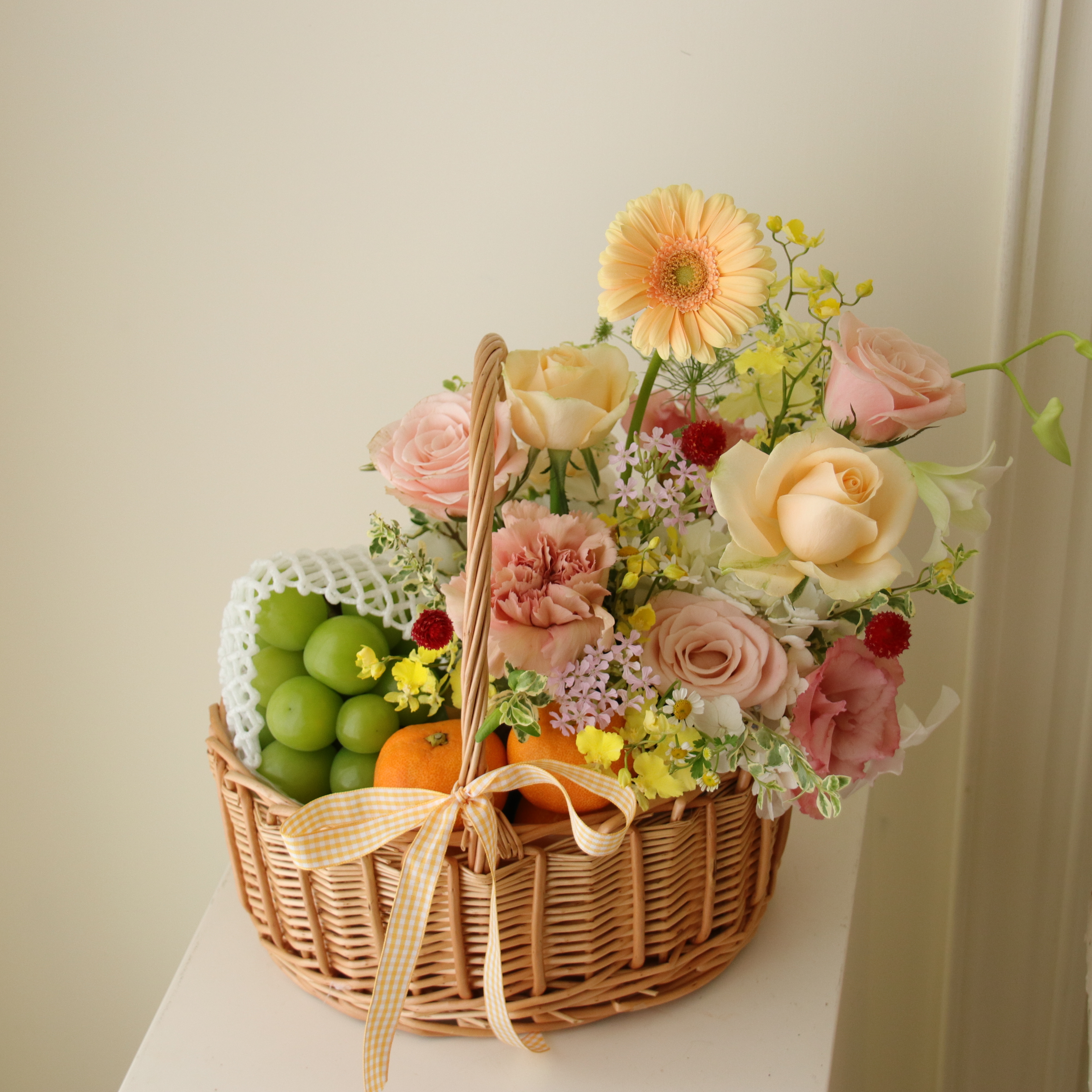 幸福滿籃 - 粉橘黃亮色系水果鮮花花籃（不含水果）