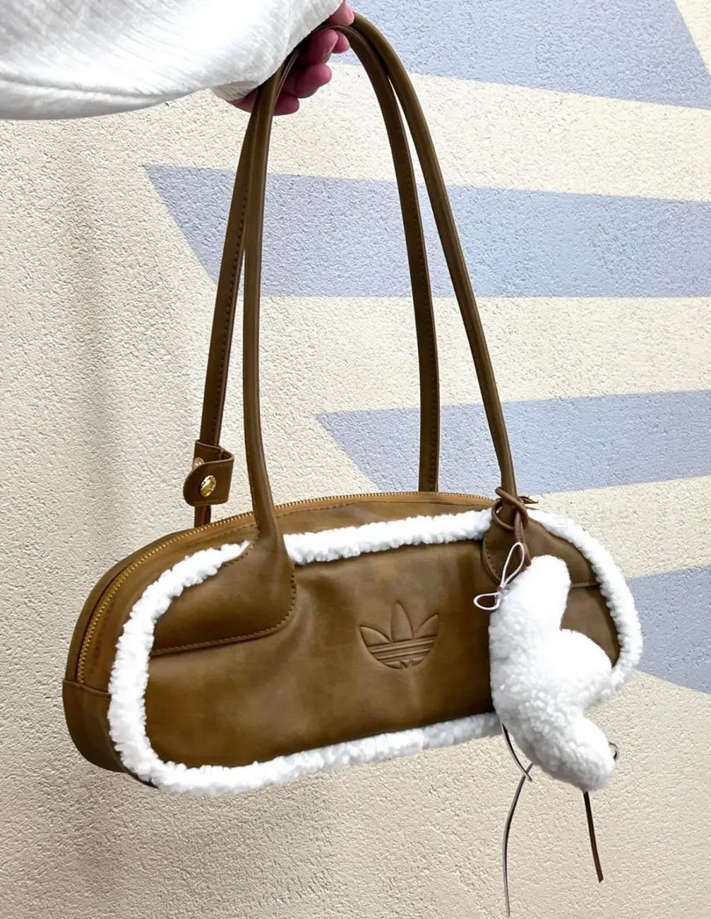 【預訂】ADIDAS WIDE SHOULDER BAG 毛毛 法棍包