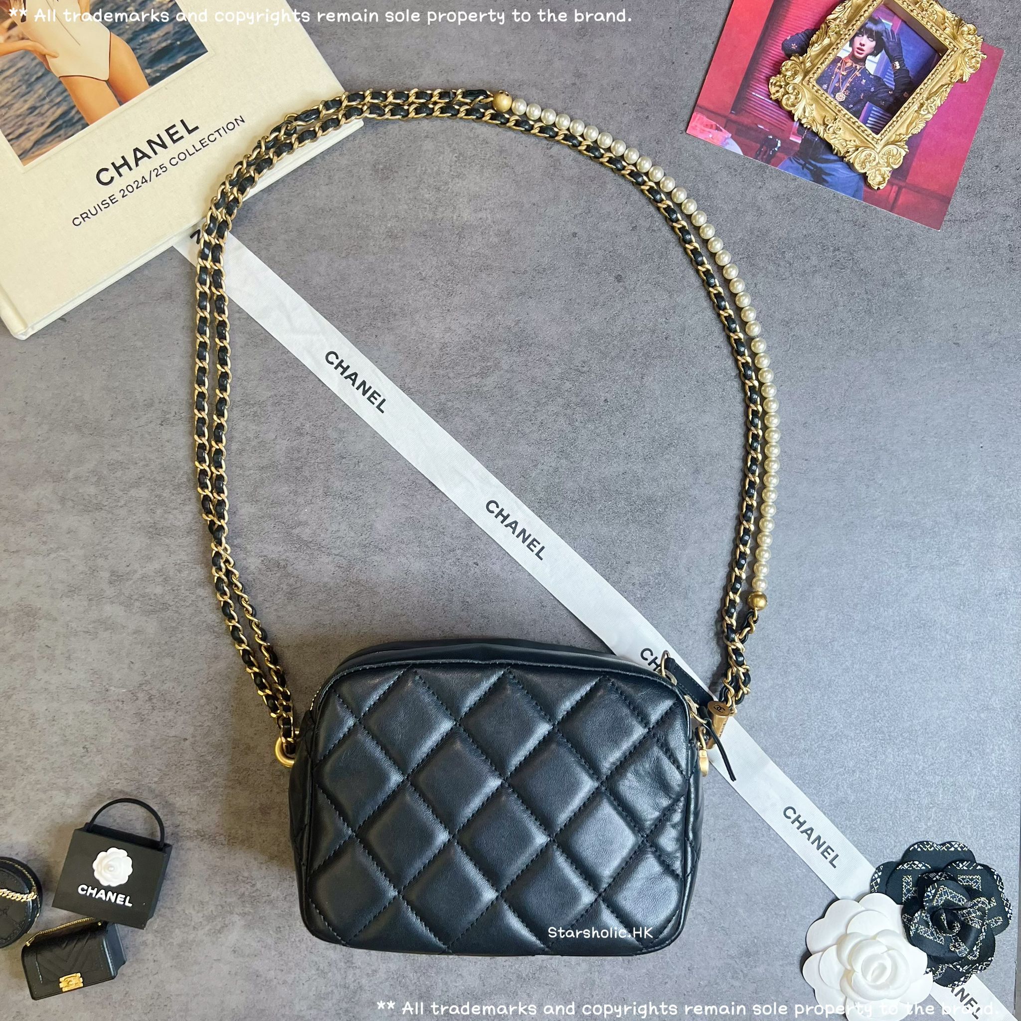 「SOLD」CHANEL 風衣扣珍珠鏈條相機包