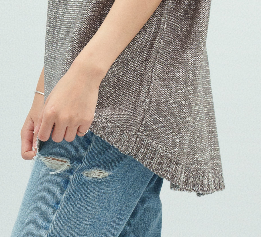 衣服下擺自然圓弧編織,輕鬆穿搭出修飾顯瘦的層次感。