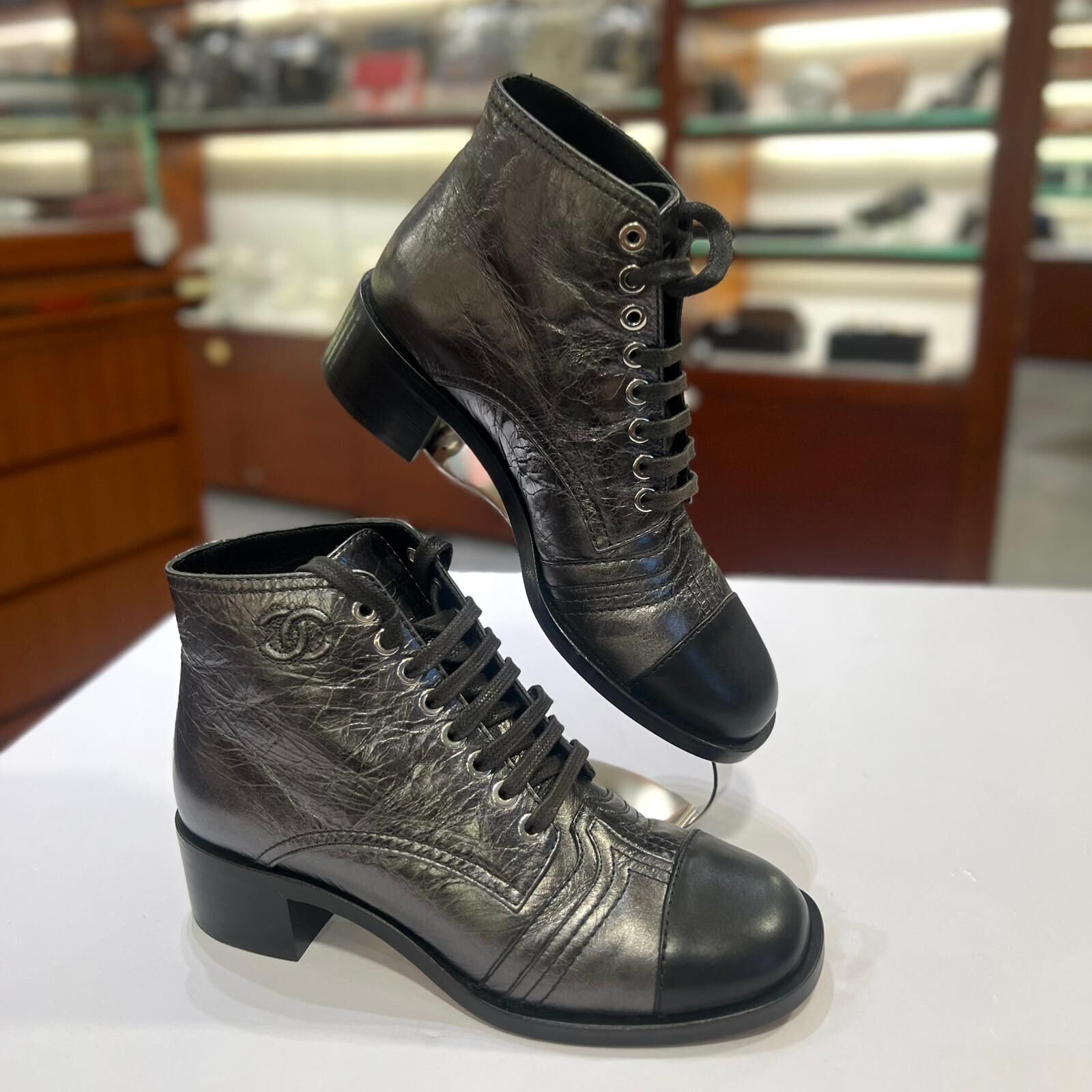 本月大特價!!! 全新CHANEL短靴36碼 ANKLE BOOTS G33855 銀黑金屬色小羊皮CC繫帶靴子 #BRAND NEW #香榭站正品