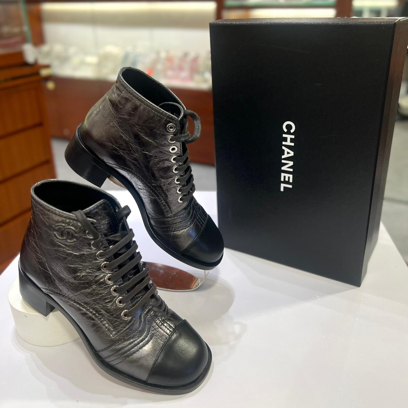 本月大特價!!! 全新CHANEL短靴36碼 ANKLE BOOTS G33855 銀黑金屬色小羊皮CC繫帶靴子 #BRAND NEW #香榭站正品
