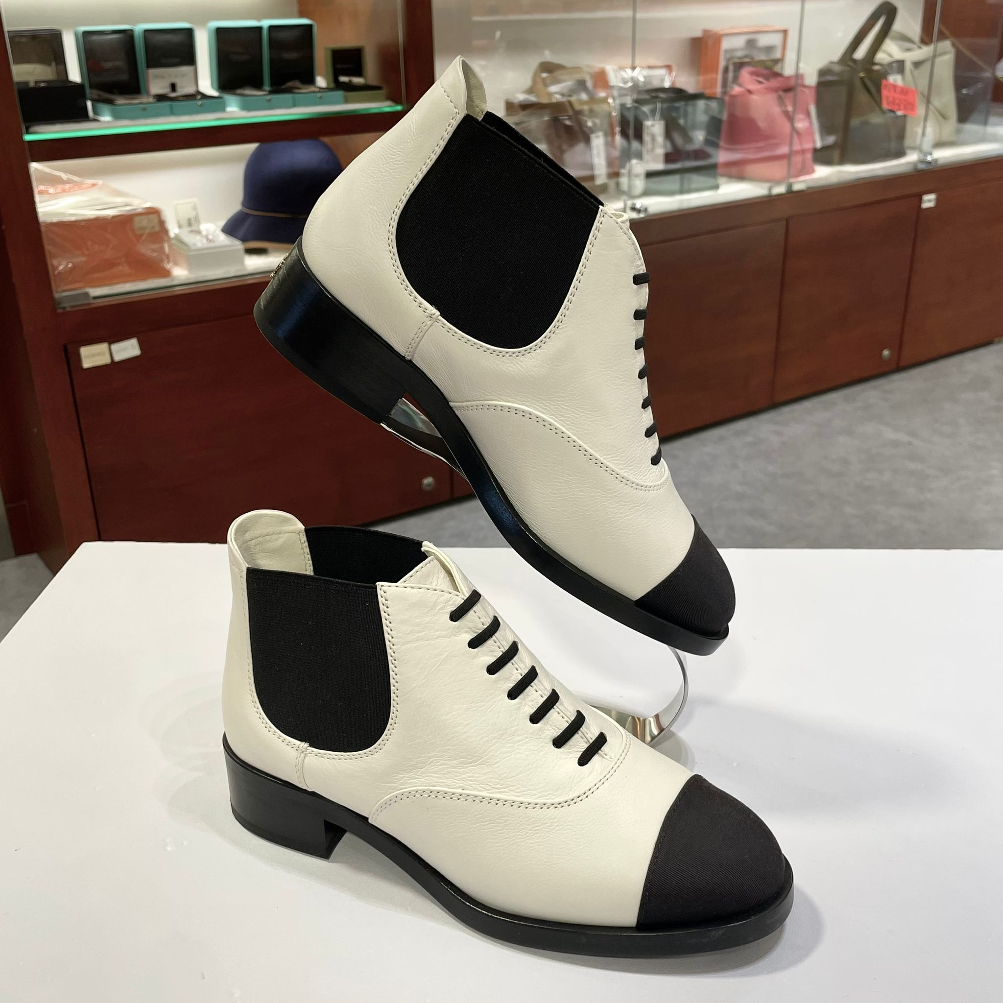 本月大特價!!! 全新CHANEL短靴36碼 G34243 ANKLE BOOTS 黑白色小牛皮 #BRAND NEW #香榭站正品