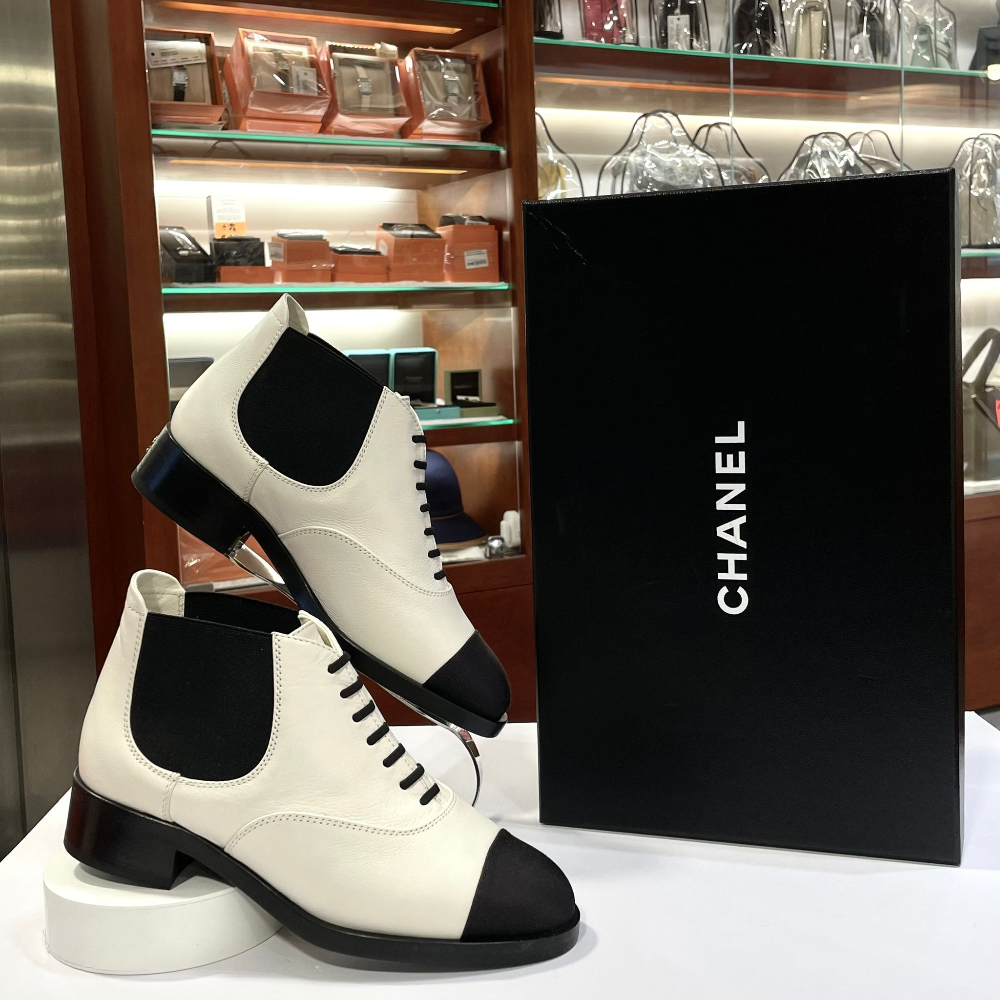 本月大特價!!! 全新CHANEL短靴36碼 G34243 ANKLE BOOTS 黑白色小牛皮 #BRAND NEW #香榭站正品