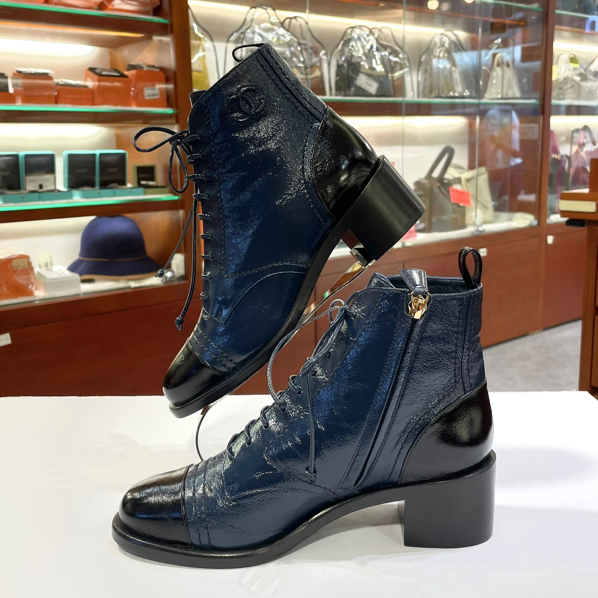 本月大特價!!! 全新CHANEL短靴 36.5碼, G34643, 深藍色/黑色 亮面牛皮系帶靴子,香奈兒ANKLE BOOTS #BRAND NEW #香榭站正品