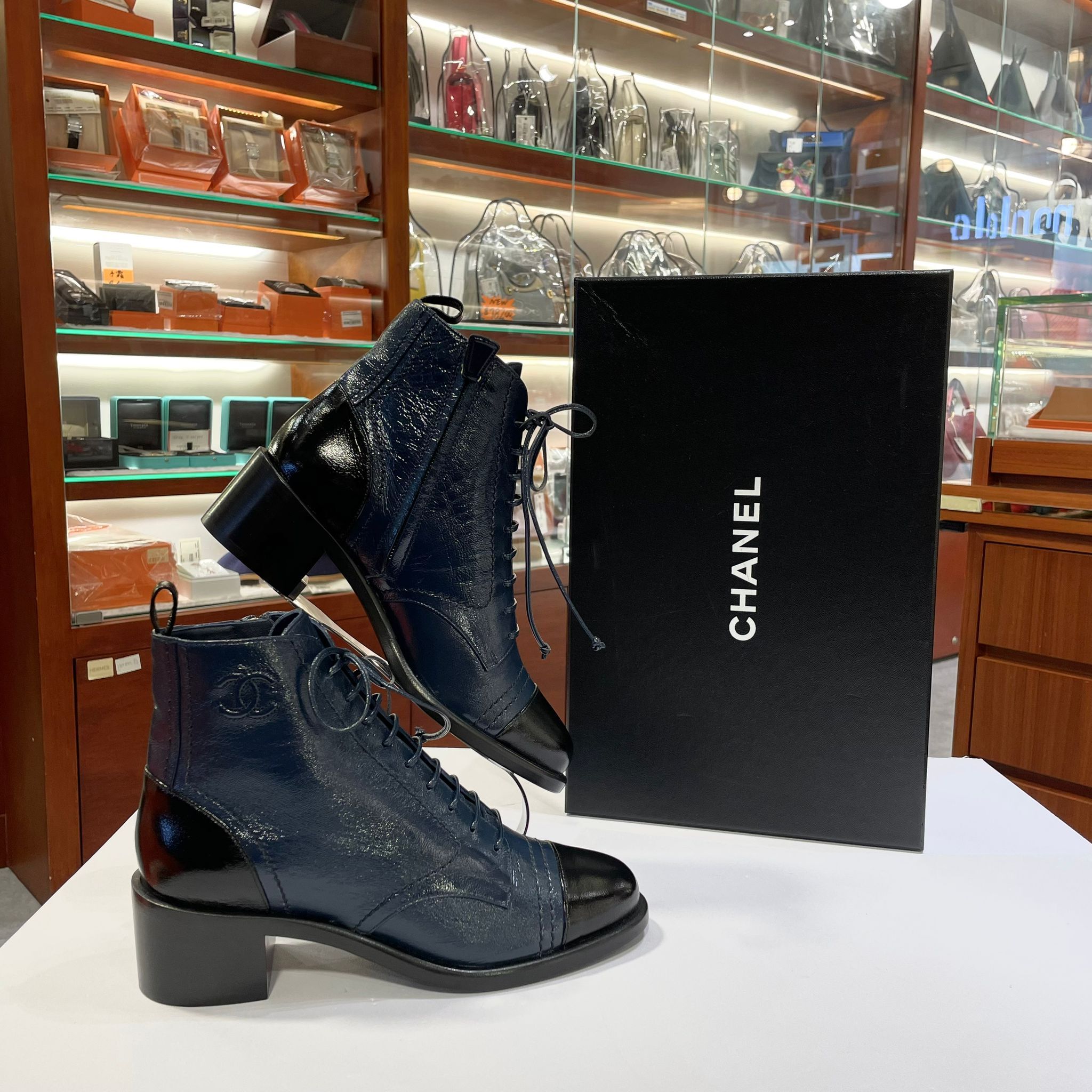 本月大特價!!! 全新CHANEL短靴 36.5碼, G34643, 深藍色/黑色 亮面牛皮系帶靴子,香奈兒ANKLE BOOTS #BRAND NEW #香榭站正品