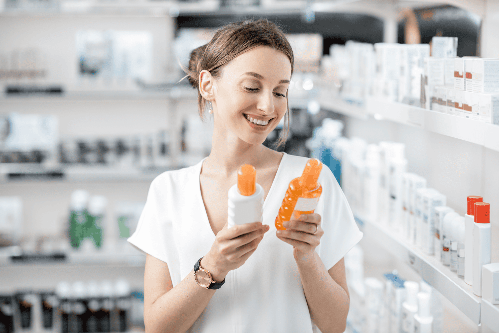 一位女性在藥妝店選擇防曬乳,手上拿著兩瓶橘色瓶蓋的防曬產品,露出滿意微笑