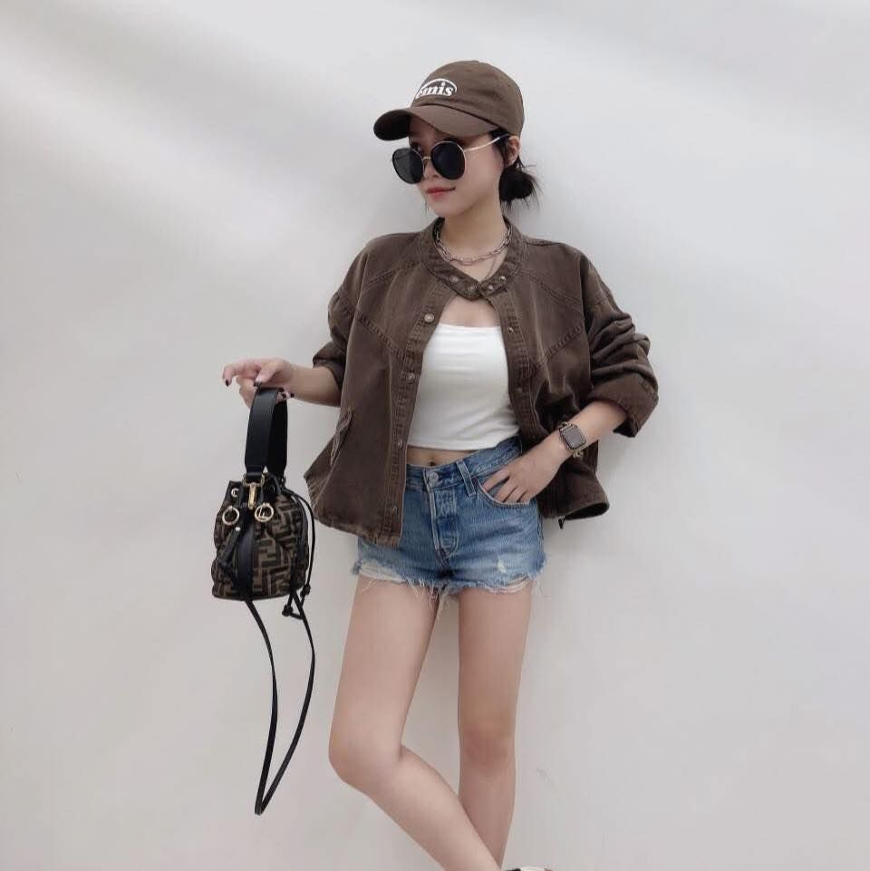 【質感帥氣的霧感洗水牛仔外套】（現貨）