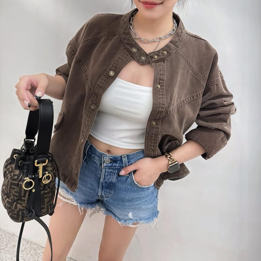 【質感帥氣的霧感洗水牛仔外套】（現貨）