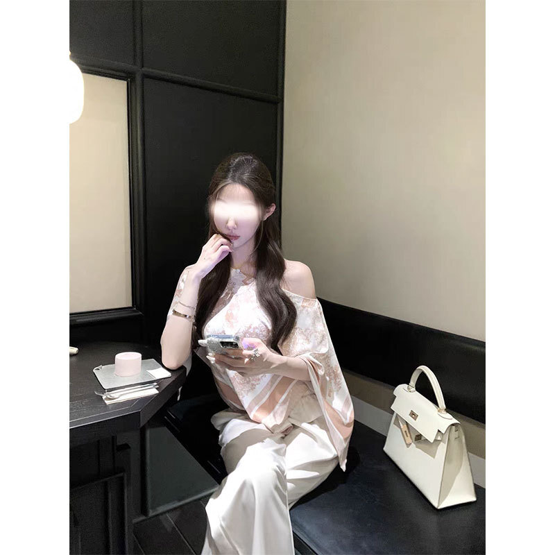 D牌印花 綢緞露肩上衣