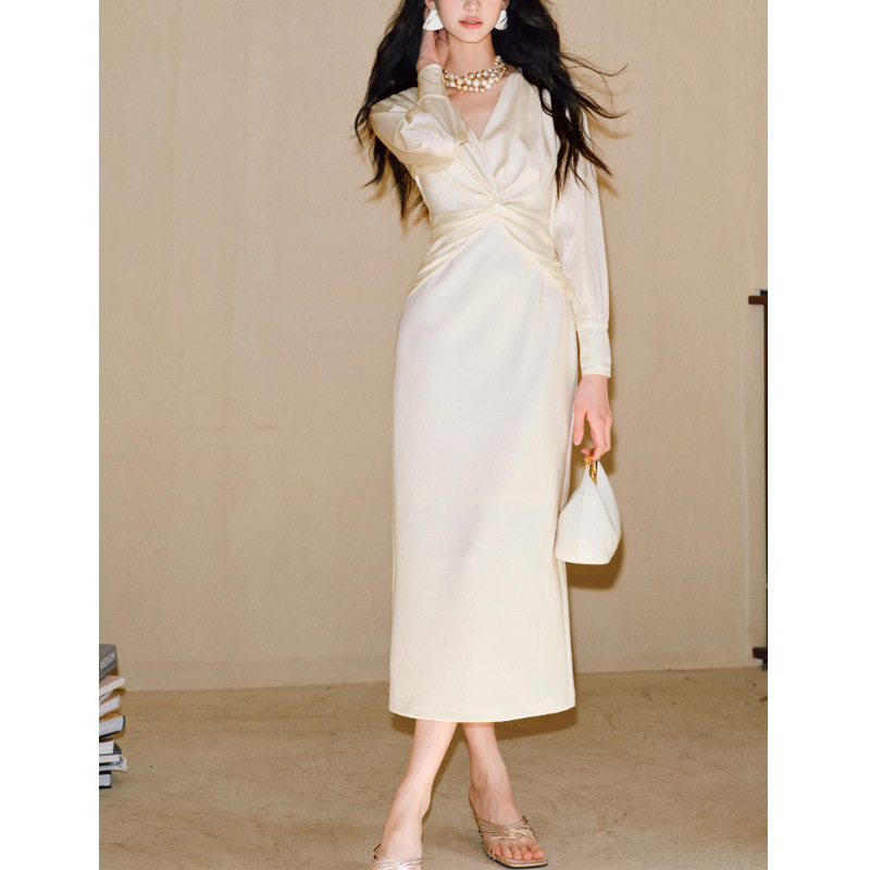 V領扭轉 亮絲緞面拼接長洋裝(黑/白)