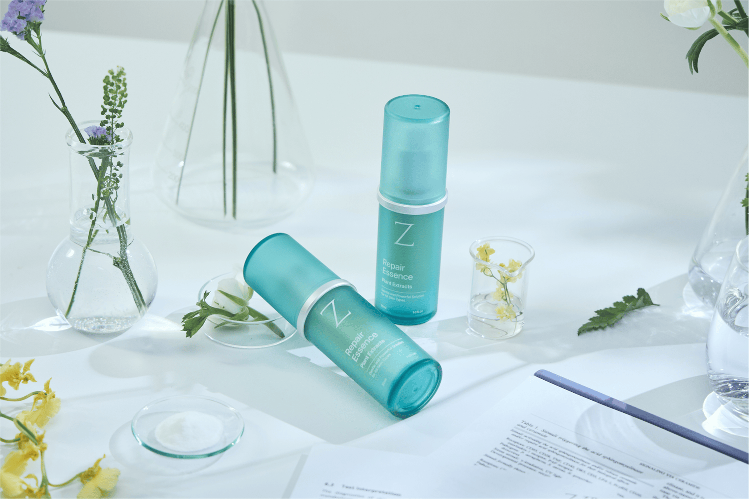 Z研植效精準修復精華拍攝於實驗風場景，搭配玻璃燒杯與花材，強調植物科學背景