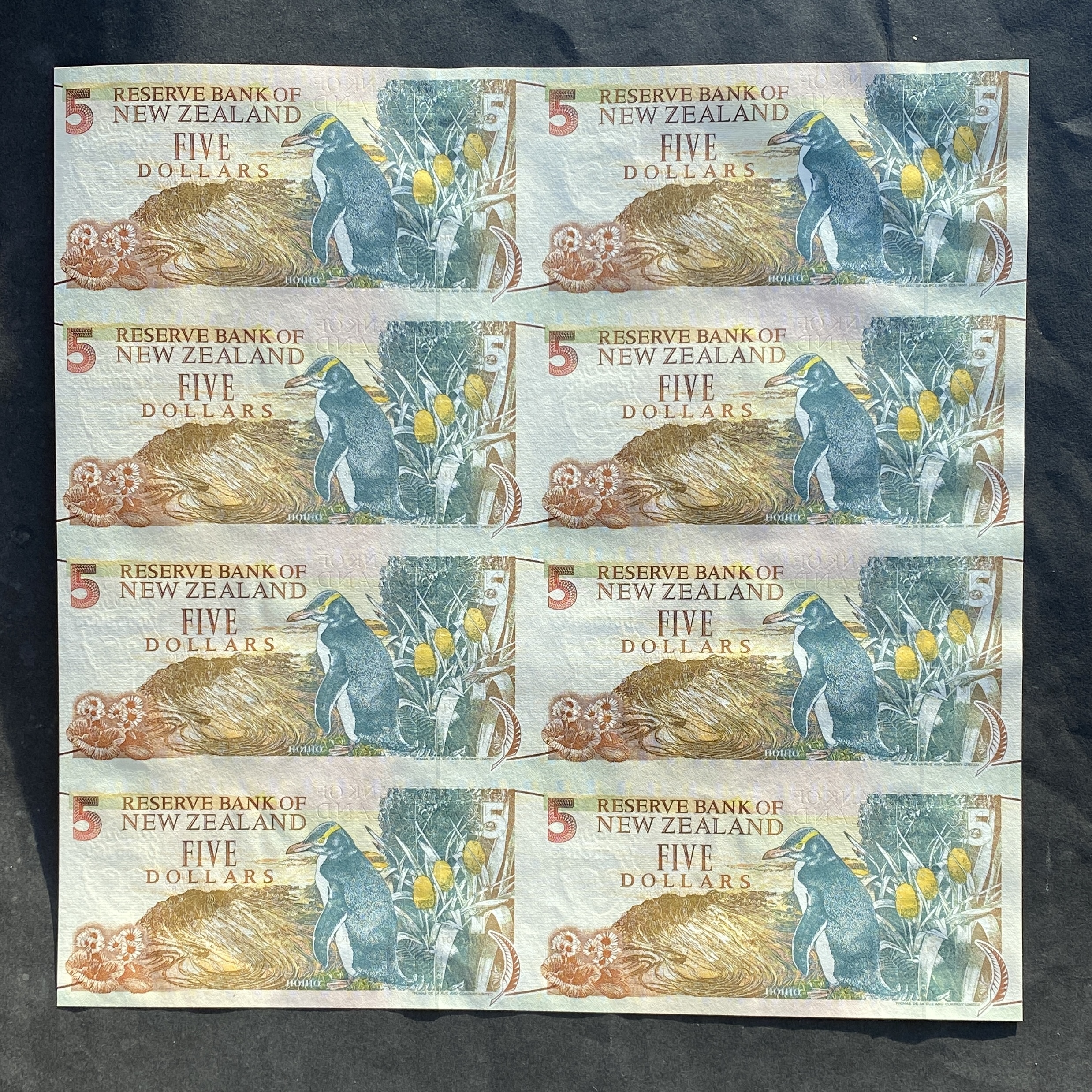 1992 Reserve Bank of New Zealand, $5, uncut sheet of eight (UNC condition) DA-DH 008053