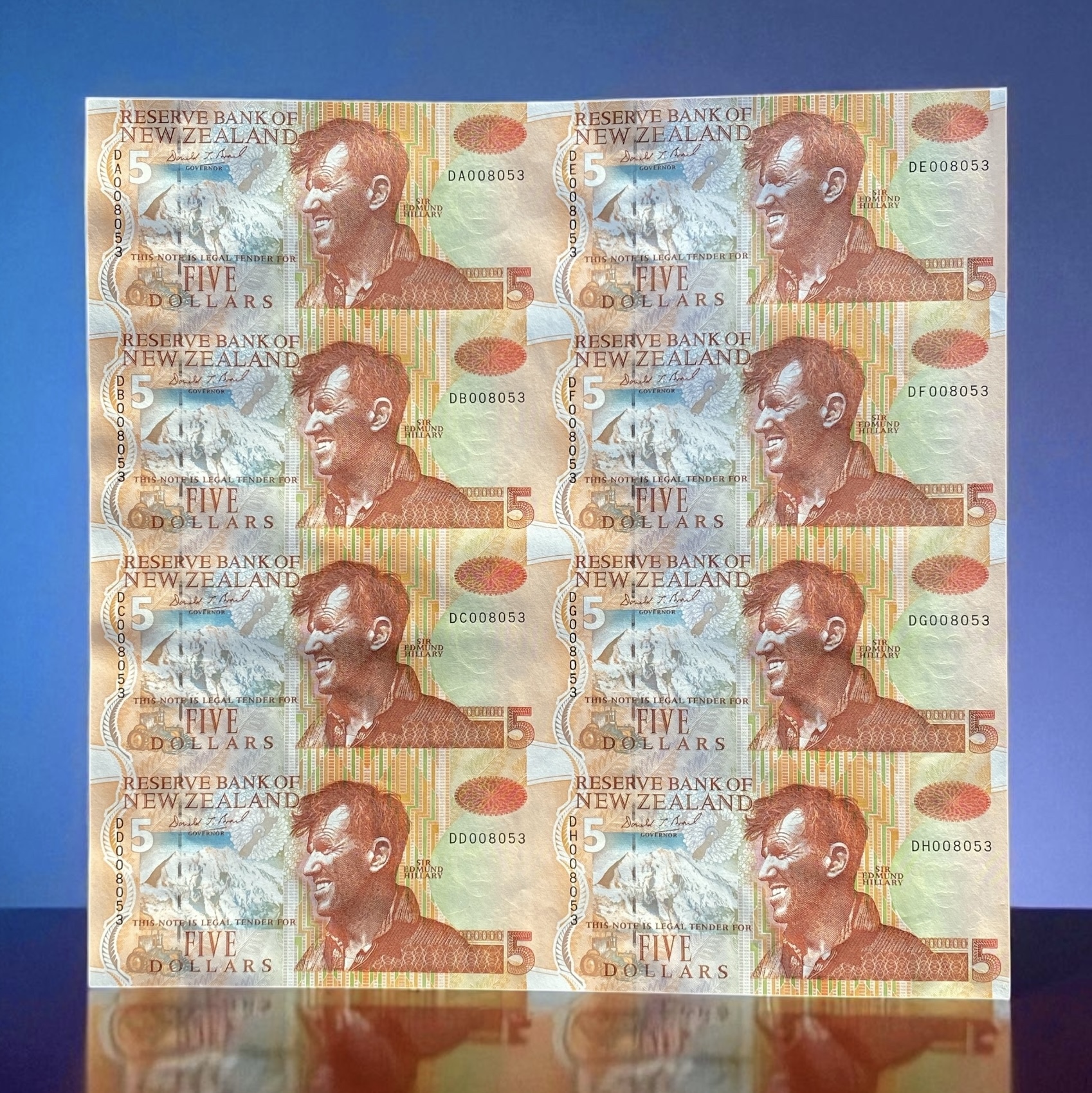 1992 Reserve Bank of New Zealand, $5, uncut sheet of eight (UNC condition) DA-DH 008053
