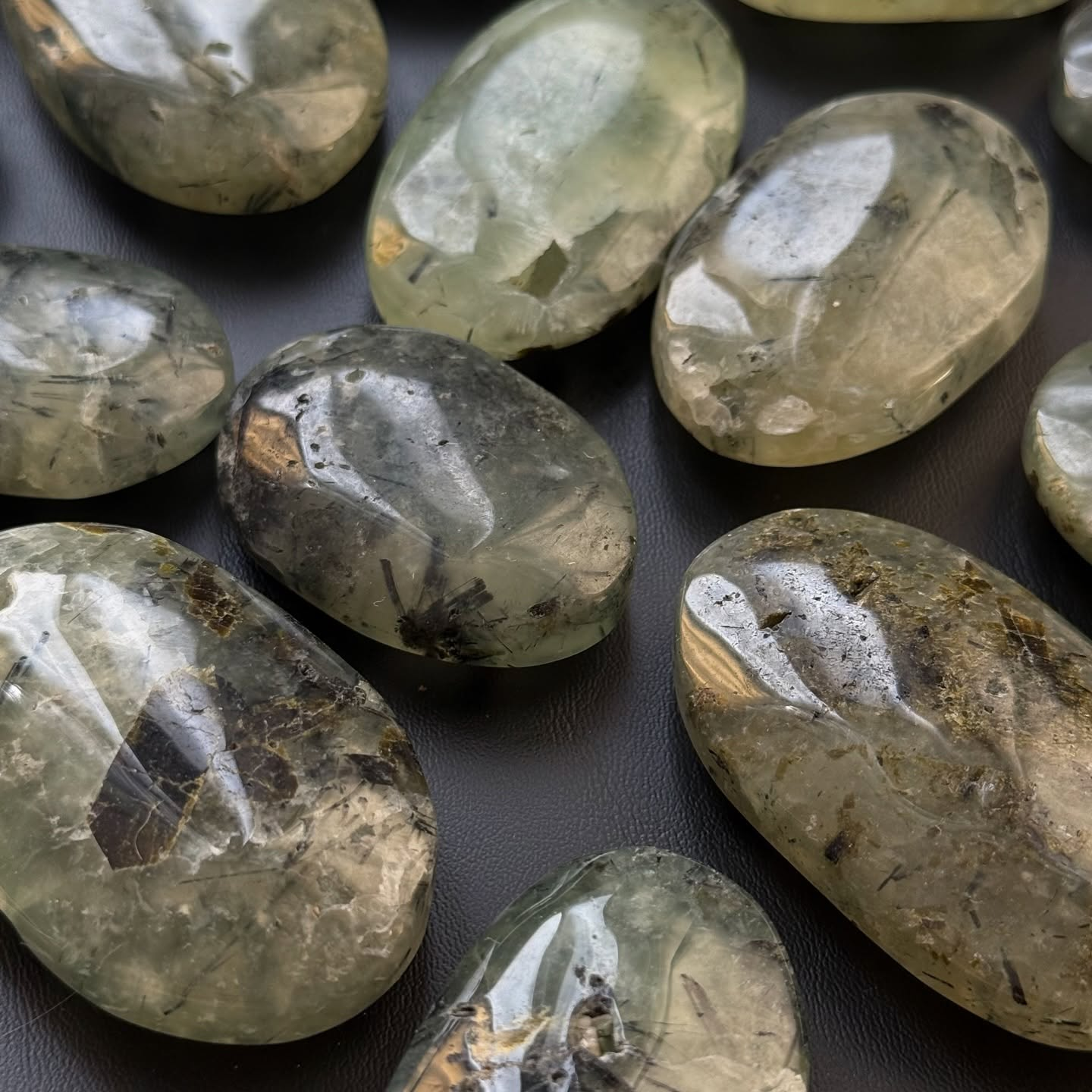 [原石] 葡萄石 滾石 把玩