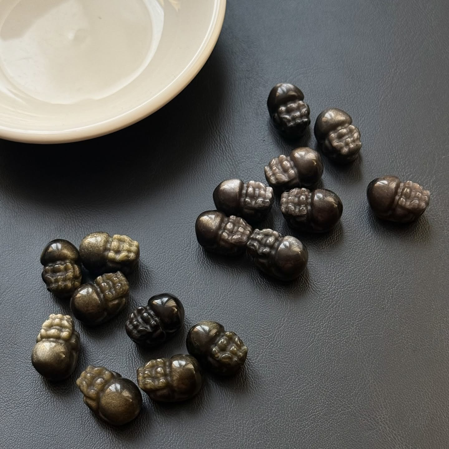 [原石] 金曜石、銀曜石 貔貅 （通孔）