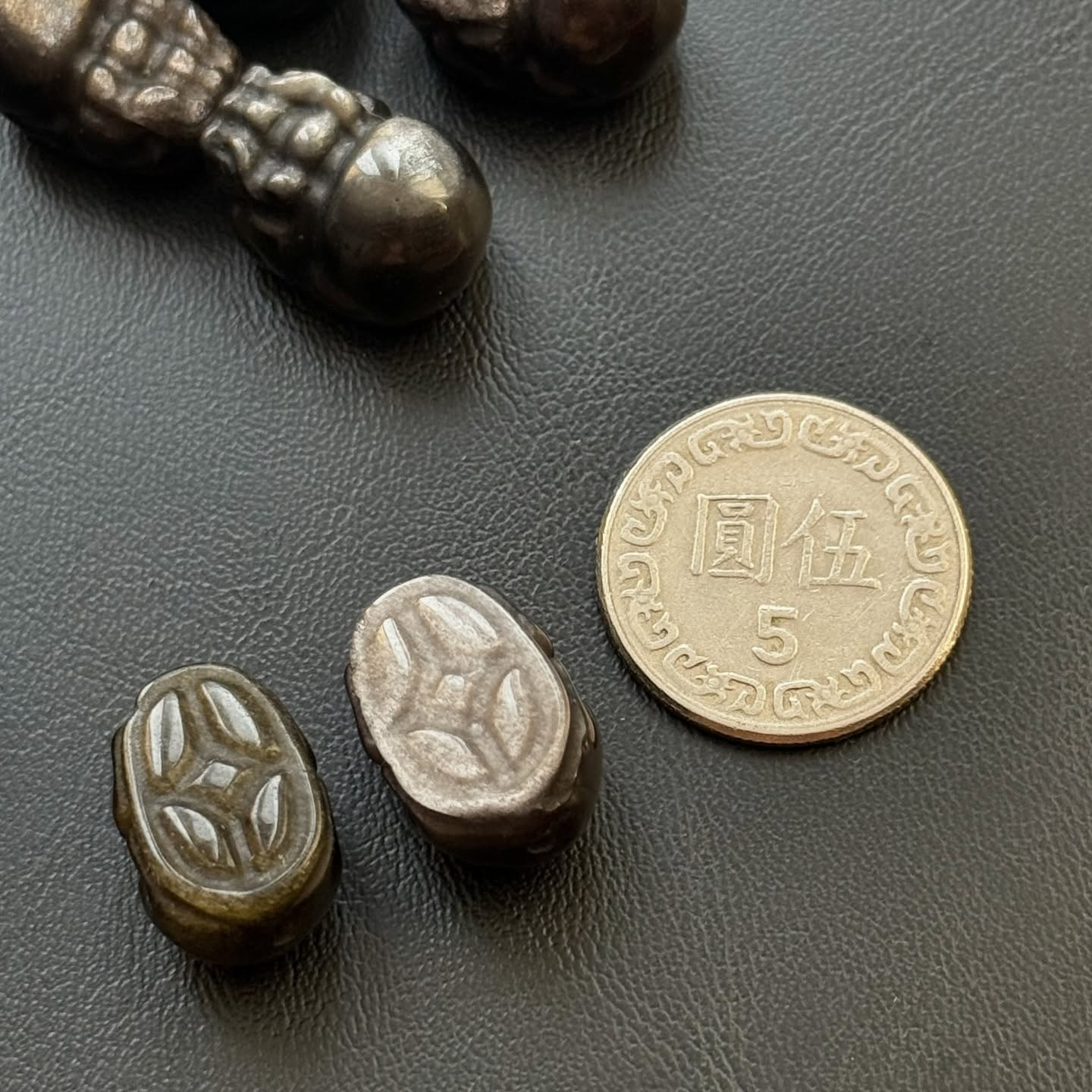 [原石] 金曜石、銀曜石 貔貅 （通孔）