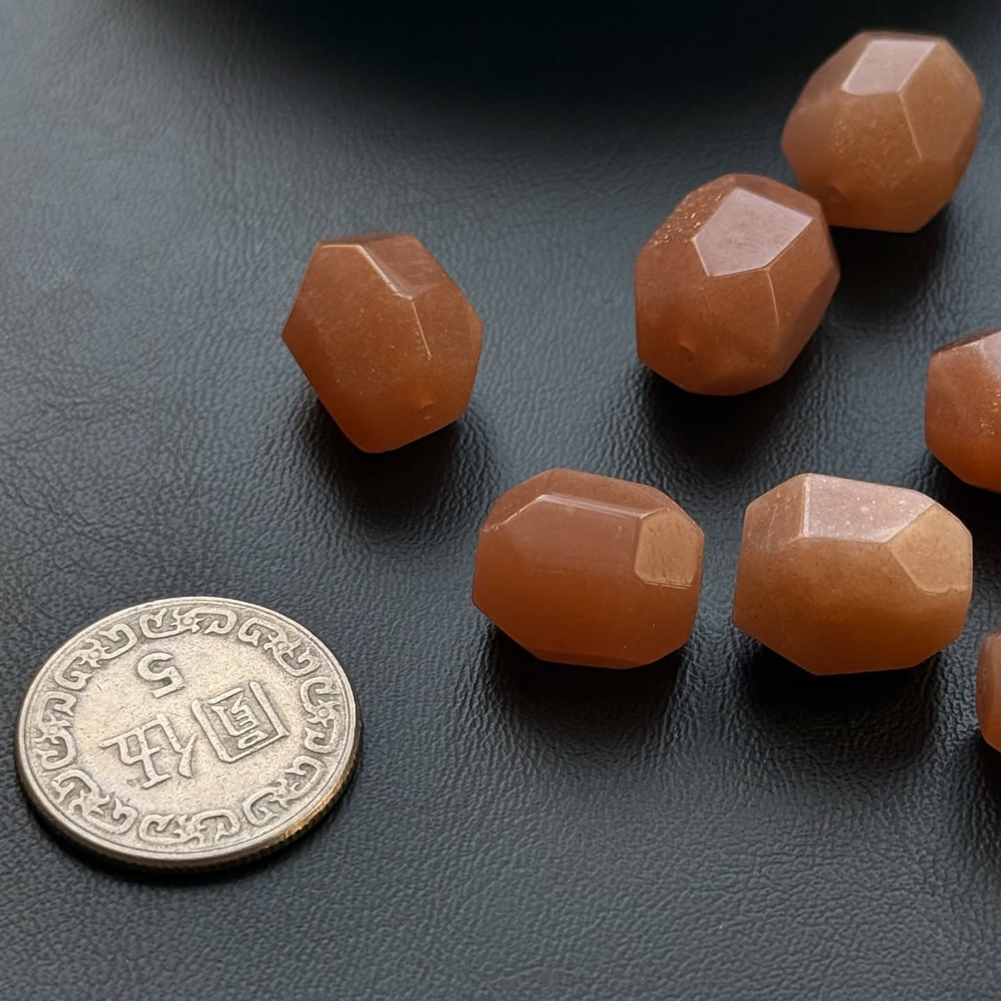 [原石] 蜜桃月光石 通孔