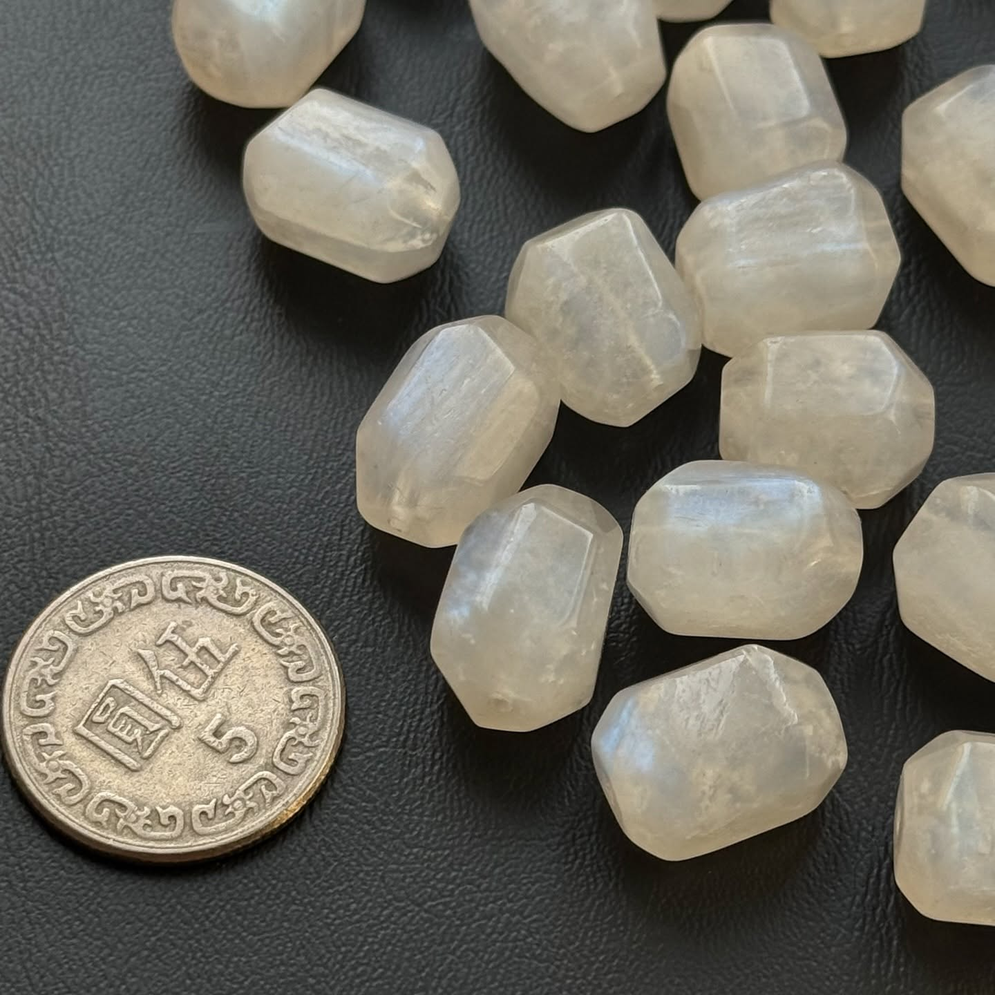 [原石] 月光石 通孔