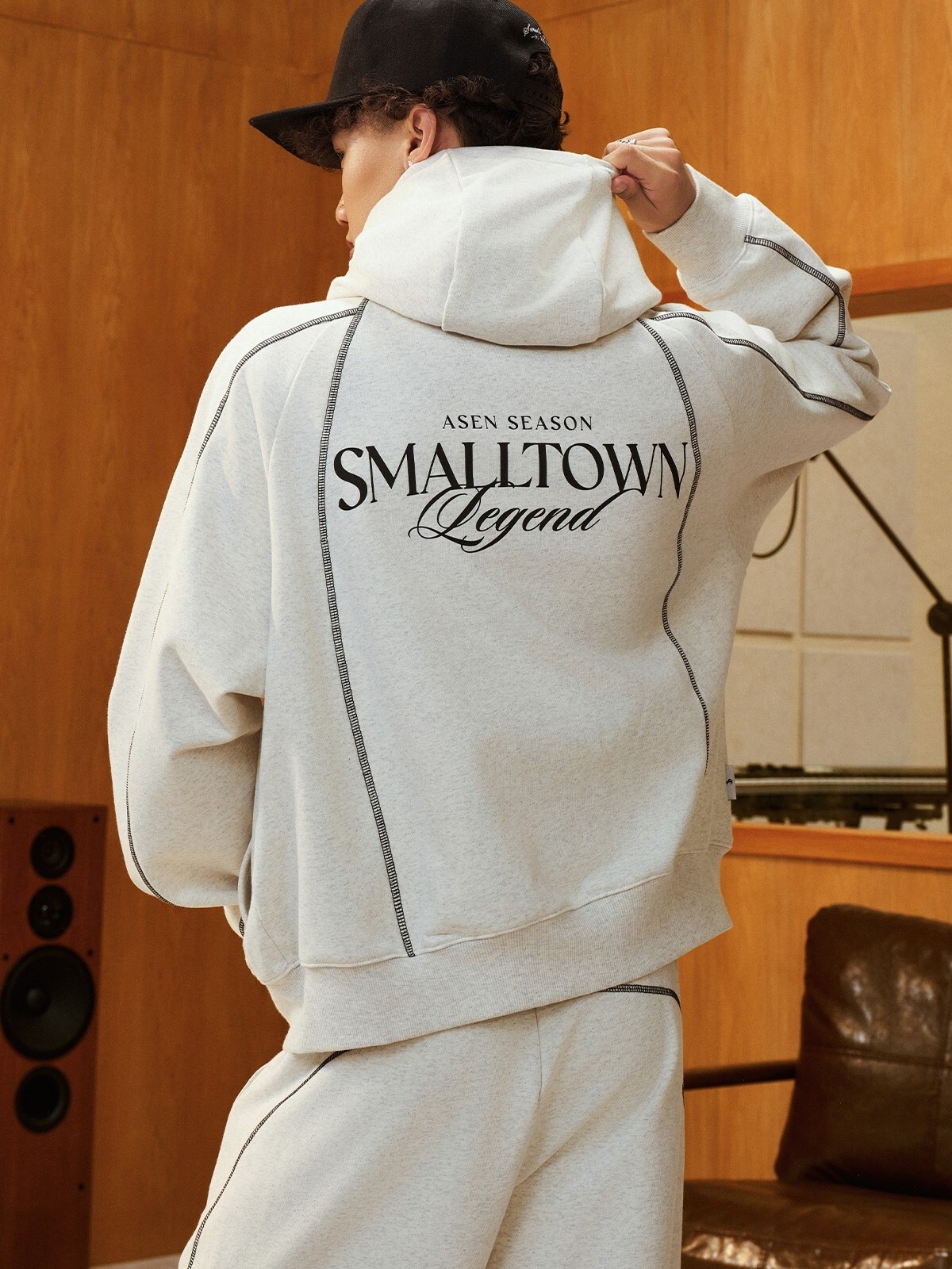 STK SmallTownKid 字母刺繡 背後印花 明線分割 運動套裝 連帽外套