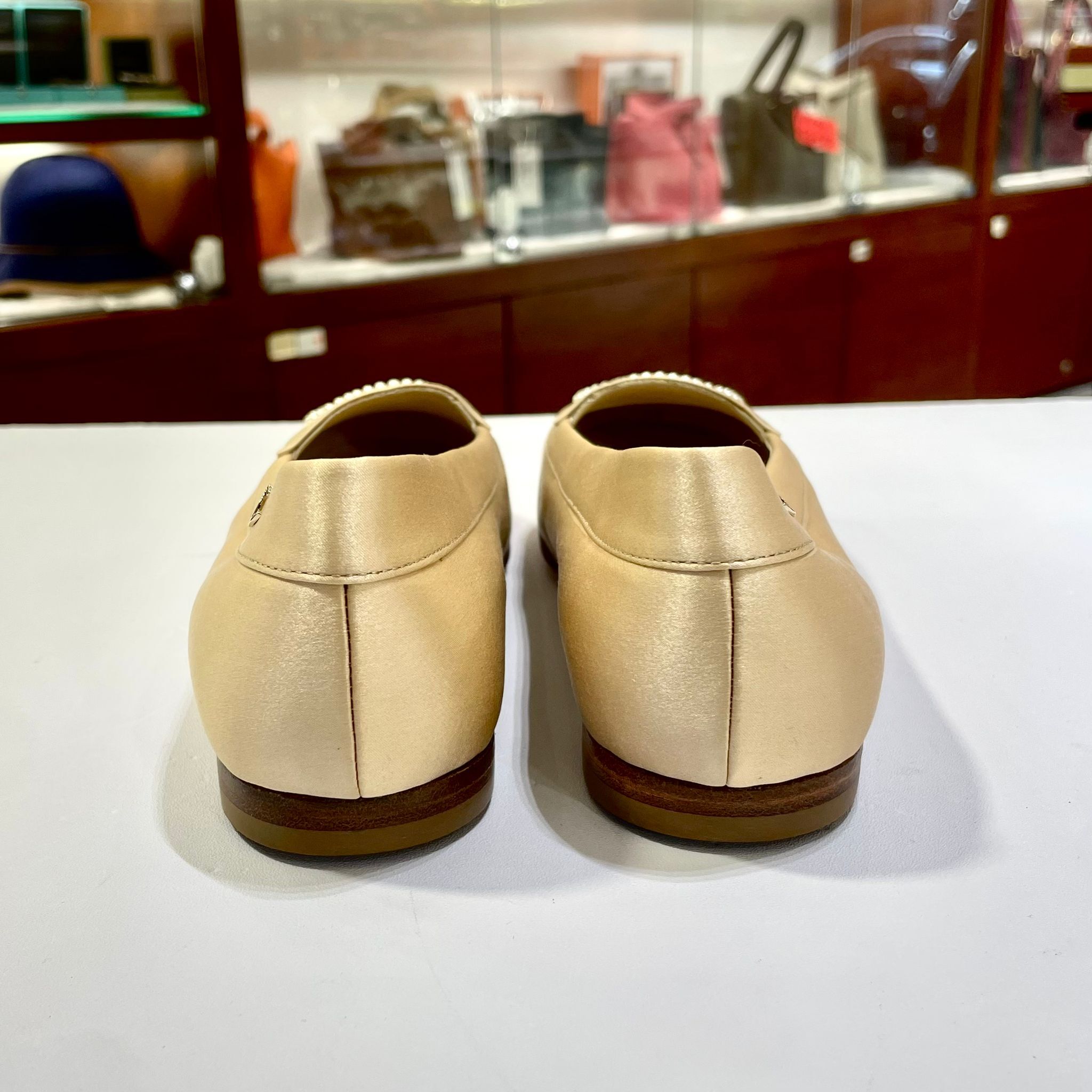 最後一對大大大特價~~全新CHANEL平底鞋 35.5碼 G32677 杏色羊皮 珍珠山茶花 平底鞋 #BRAND NEW #香榭站正品