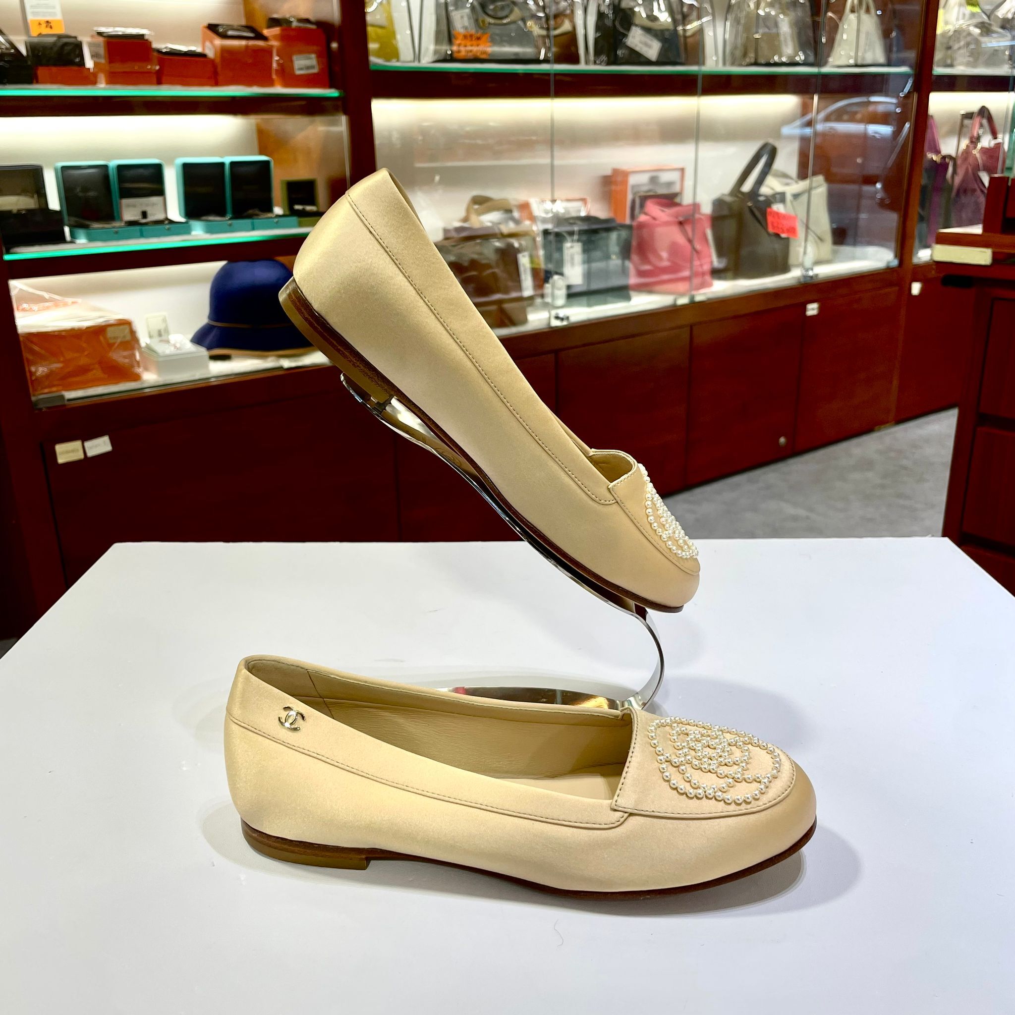 最後一對大大大特價~~全新CHANEL平底鞋 35.5碼 G32677 杏色羊皮 珍珠山茶花 平底鞋 #BRAND NEW #香榭站正品