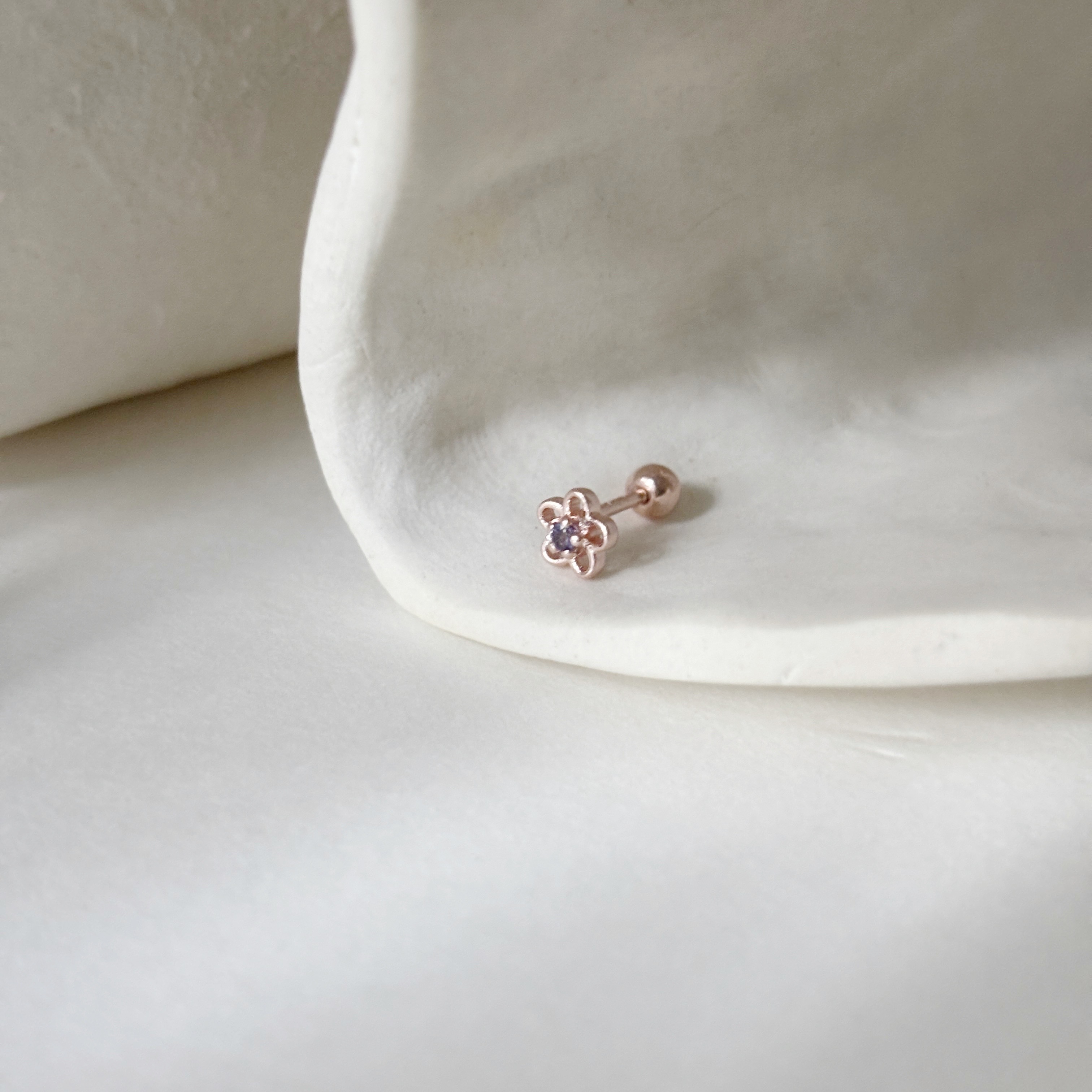 簍空花朵菫青石轉珠耳環