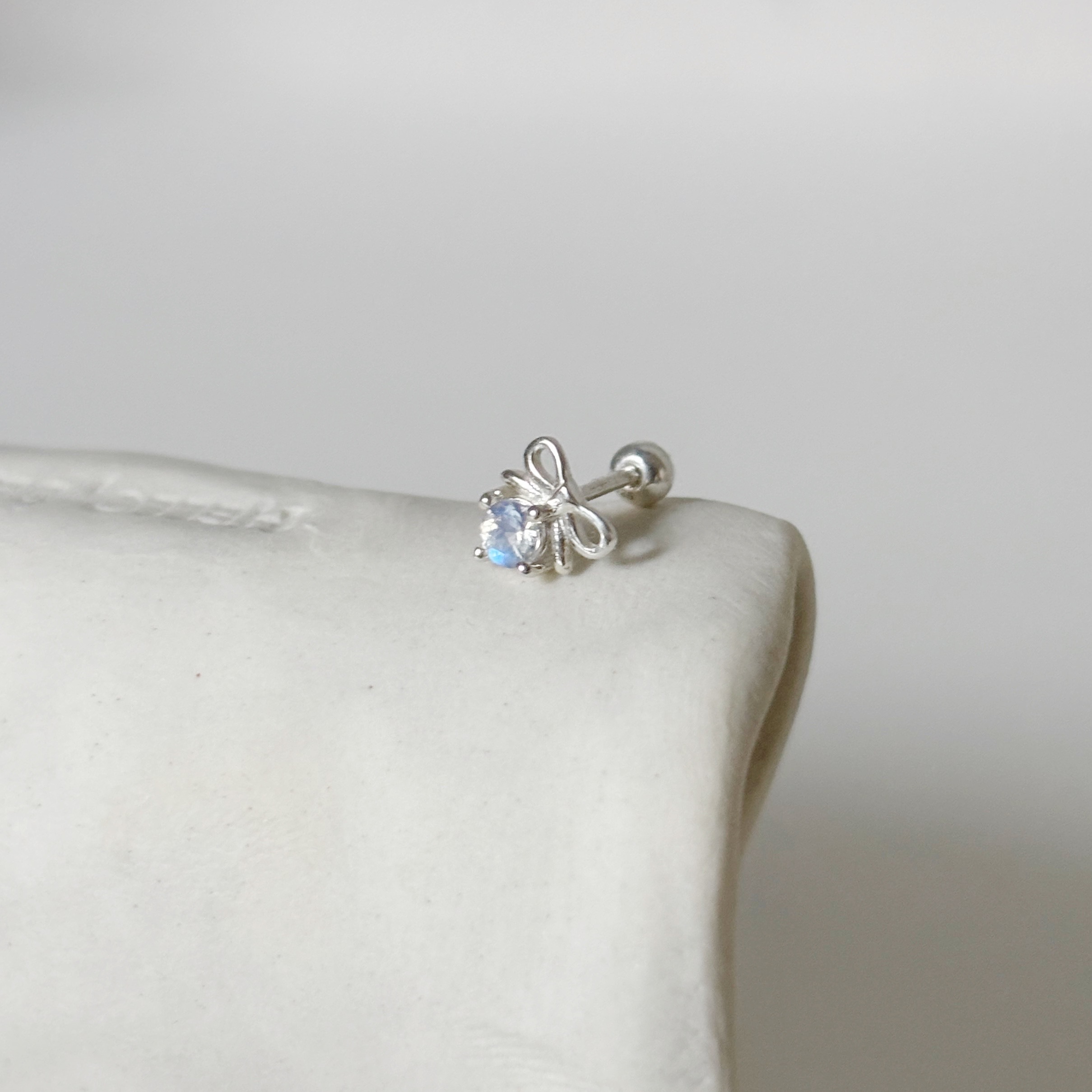 mini蝴蝶結四爪月光石轉珠耳環