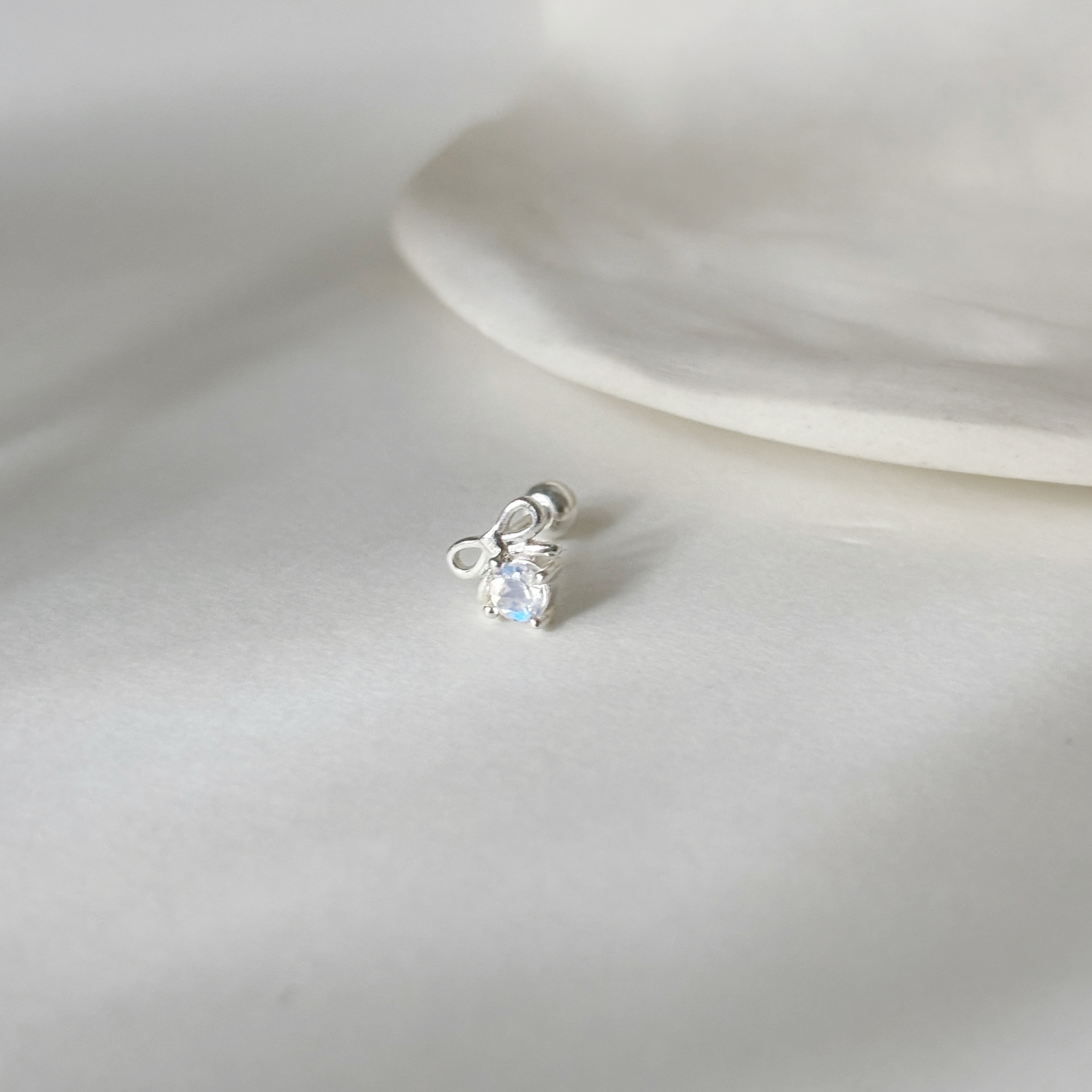 mini蝴蝶結四爪月光石轉珠耳環