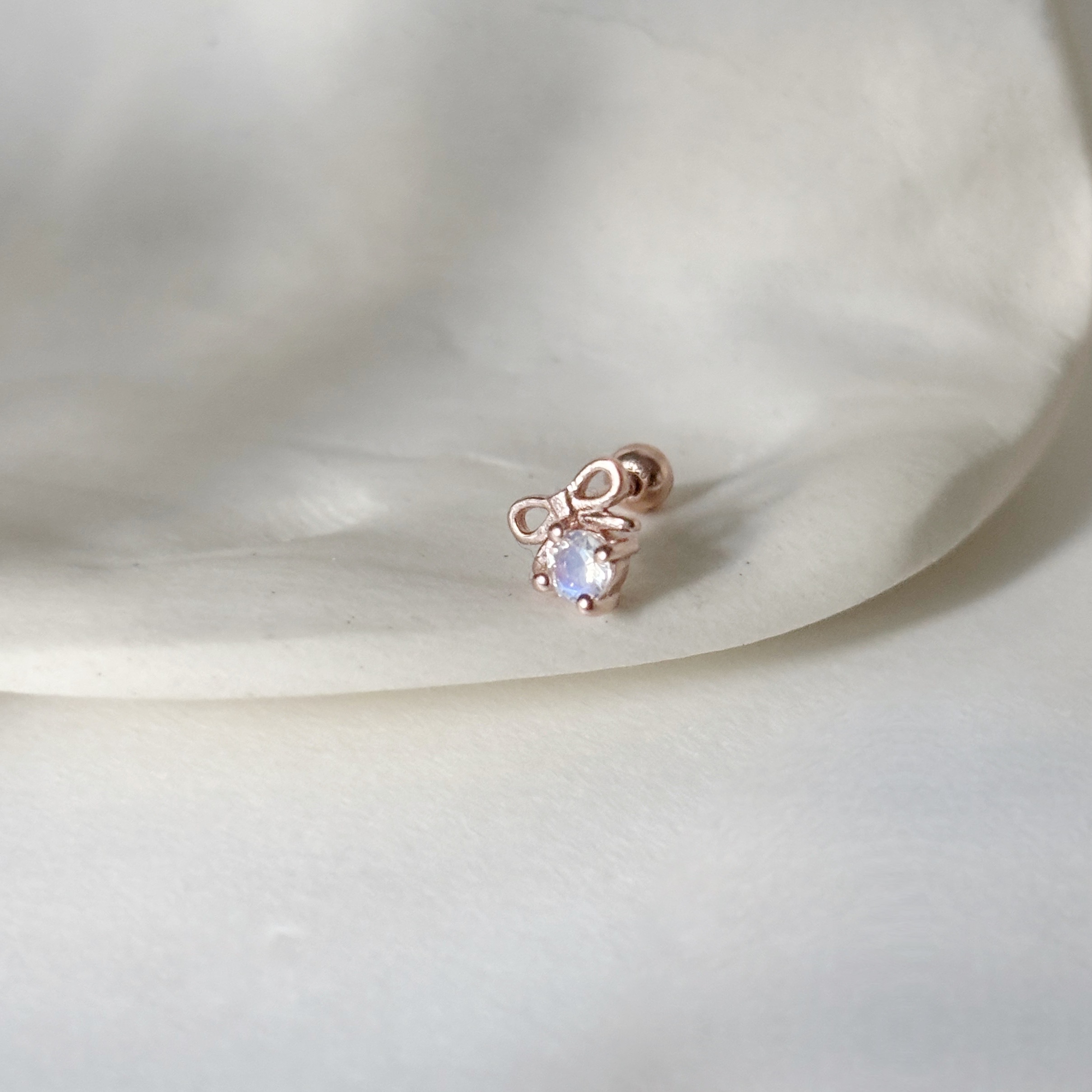 mini蝴蝶結四爪月光石轉珠耳環