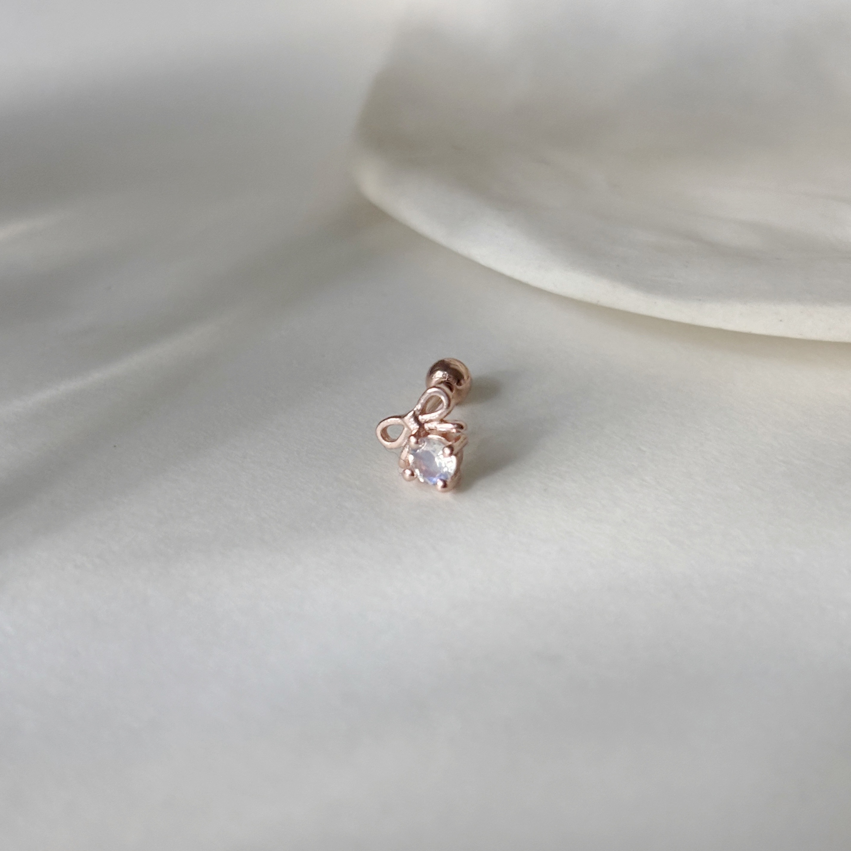 mini蝴蝶結四爪月光石轉珠耳環