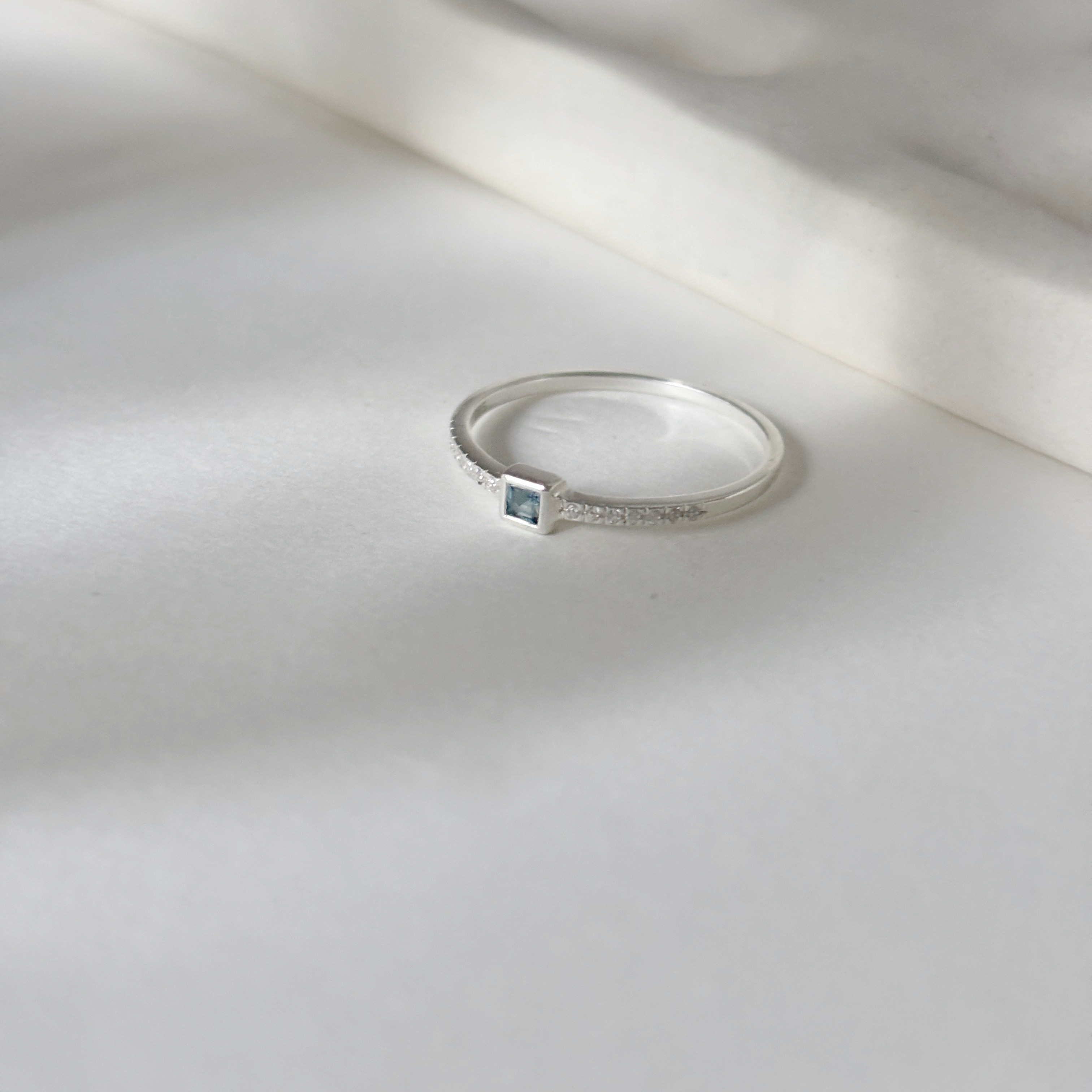 小方形倫敦托帕石排鑽戒指